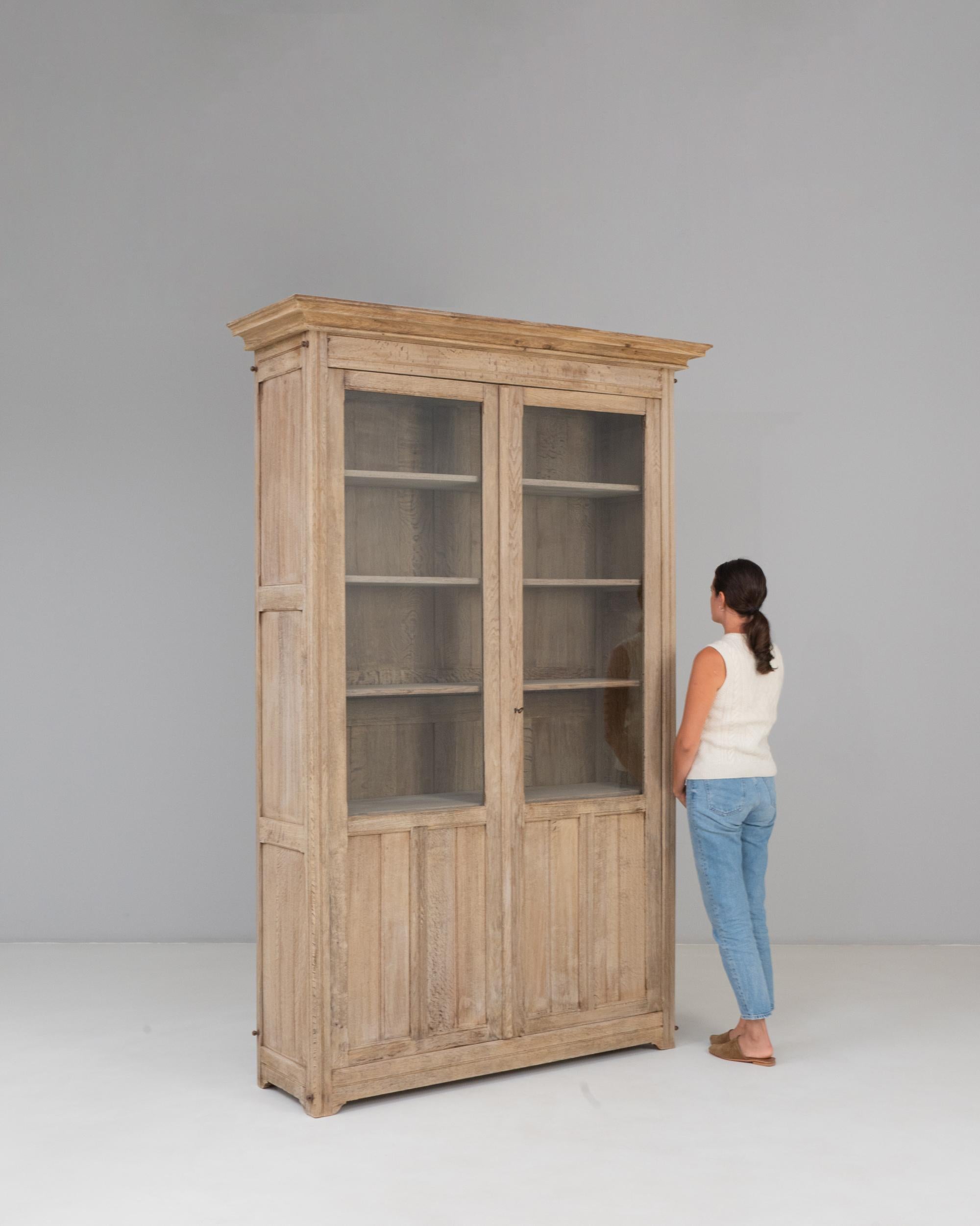 1900s French Provincial Oak Vitrine in vendita 3