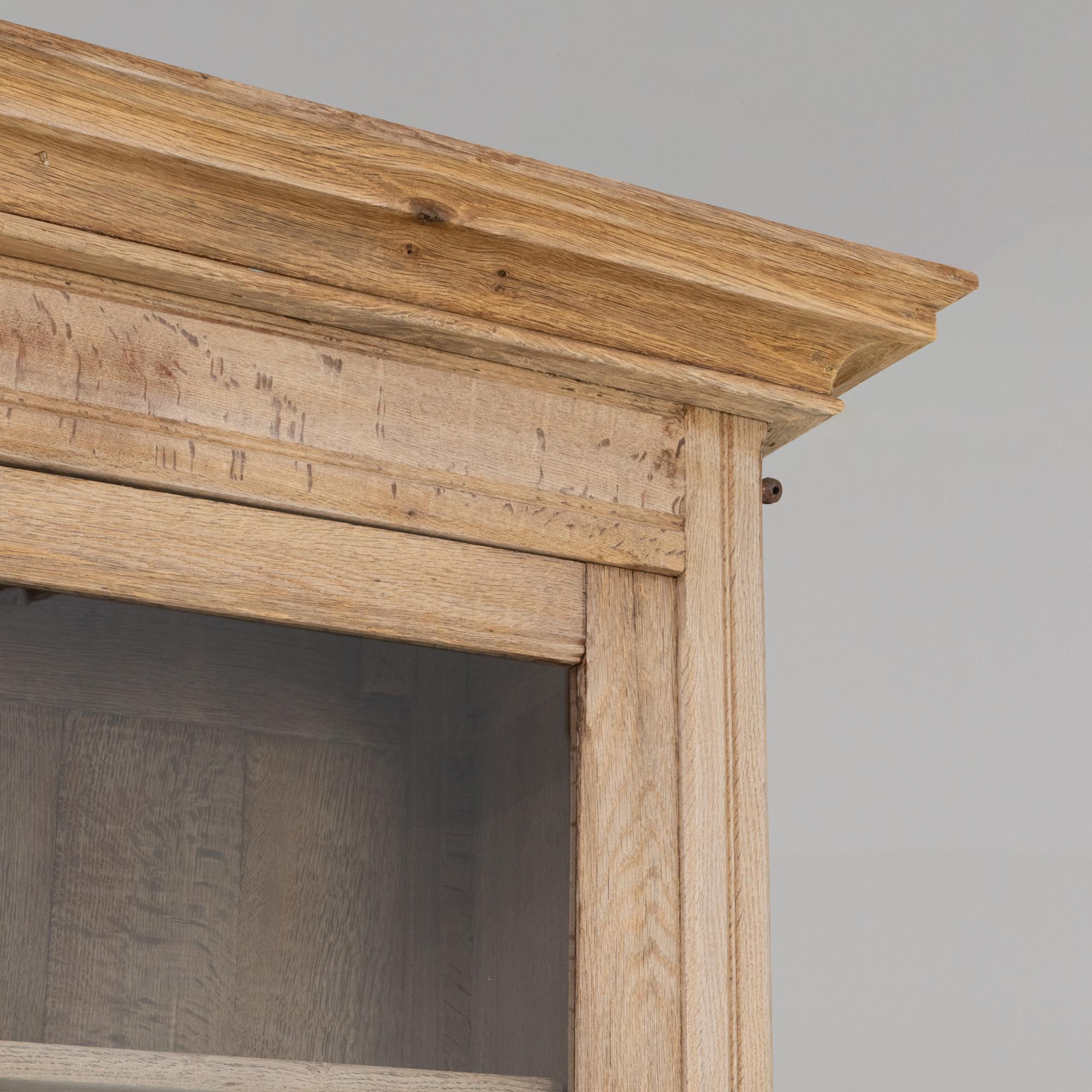 1900s French Provincial Oak Vitrine in vendita 4