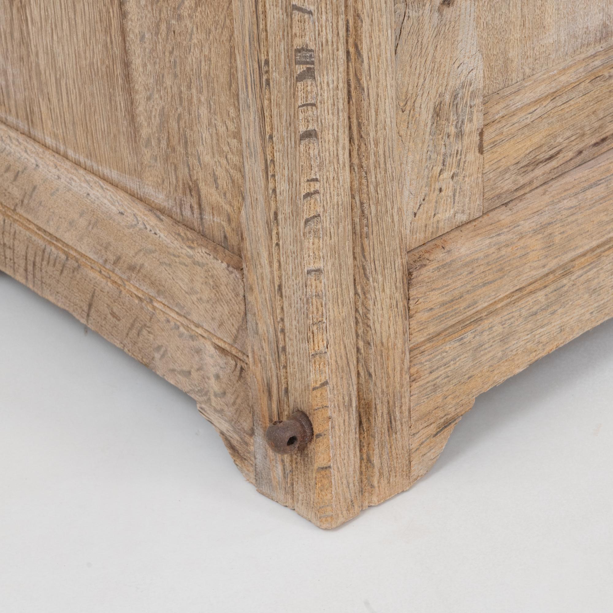 1900s French Provincial Oak Vitrine in vendita 6