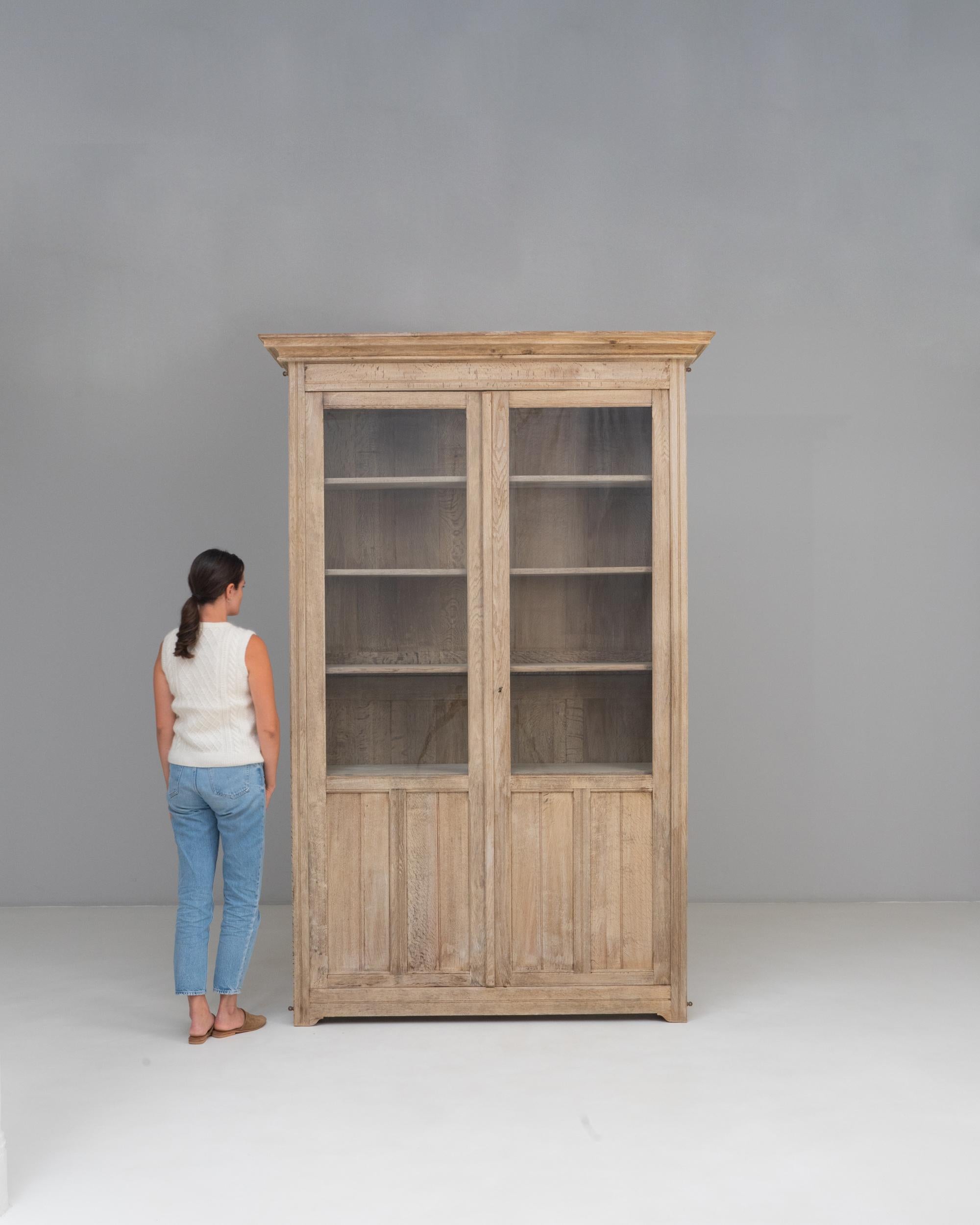 Francese 1900s French Provincial Oak Vitrine in vendita