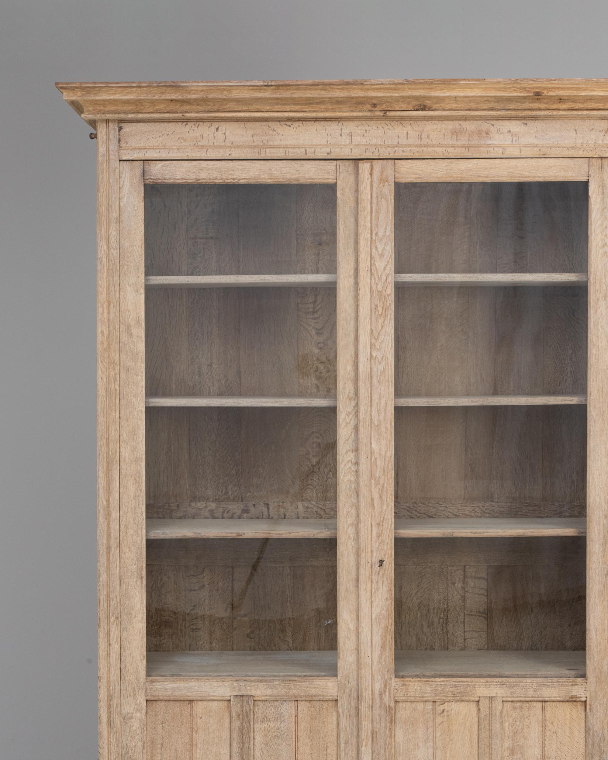 1900s French Provincial Oak Vitrine In condizioni buone in vendita a High Point, NC