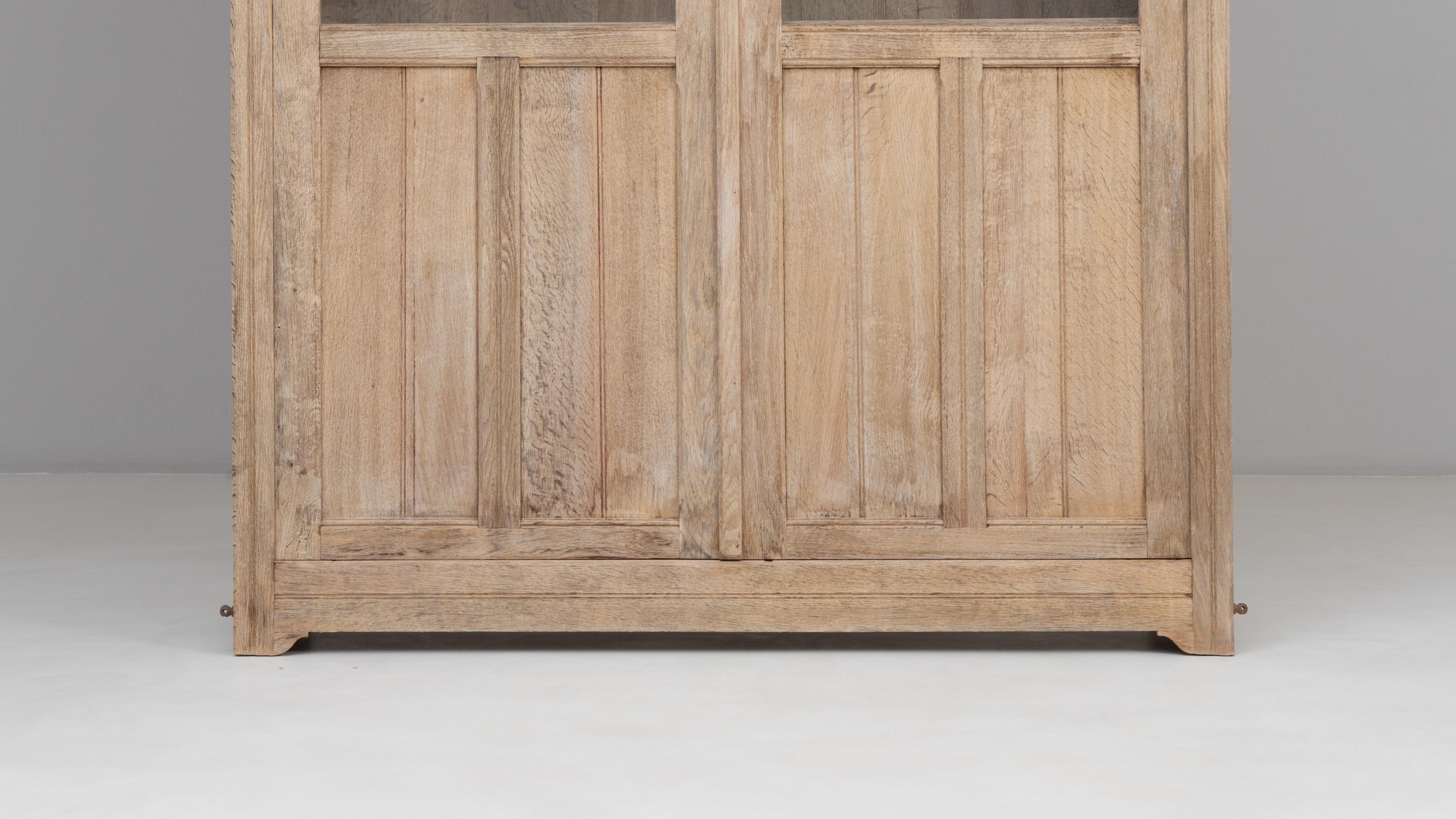 Vetro 1900s French Provincial Oak Vitrine in vendita