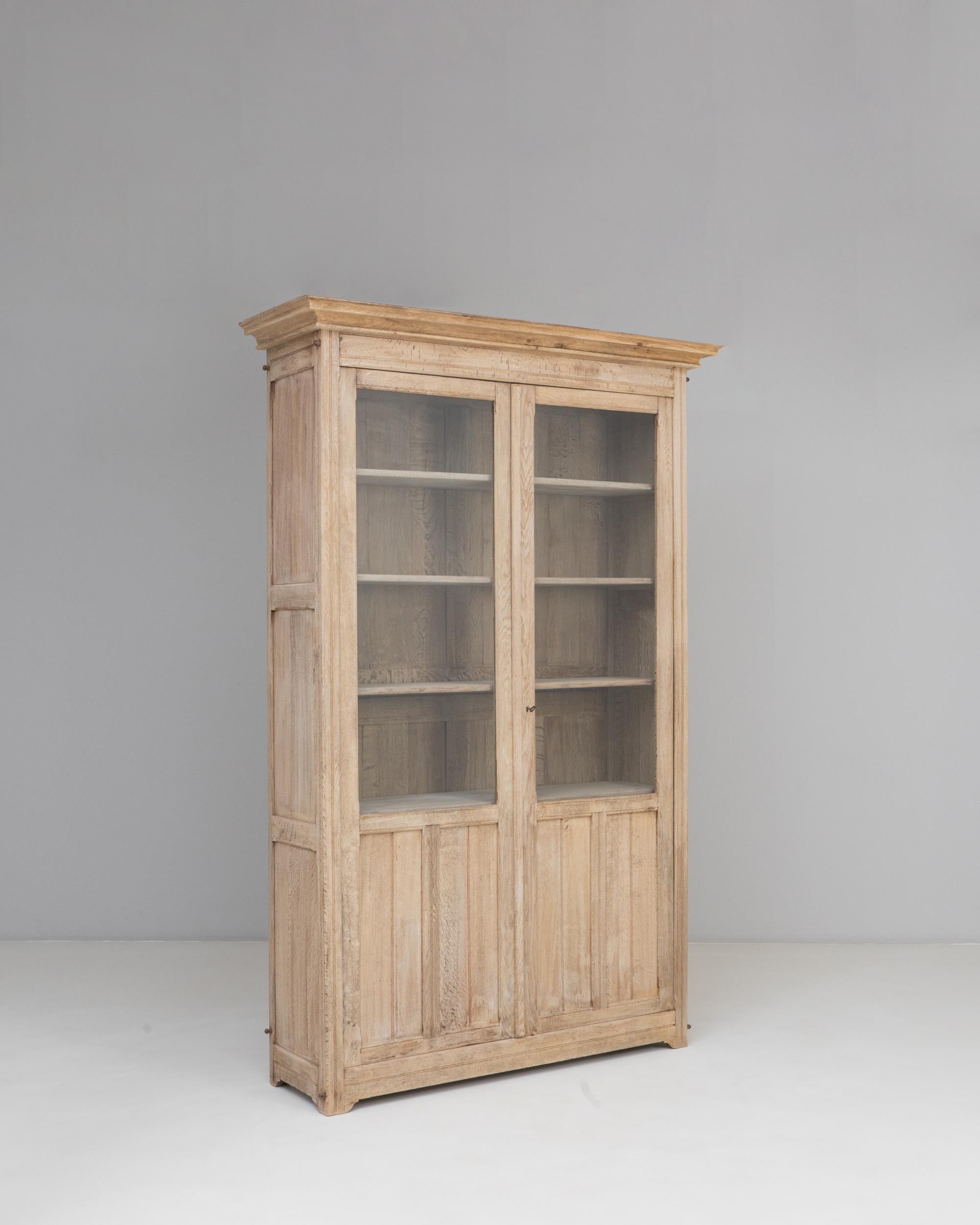 1900s French Provincial Oak Vitrine in vendita 1