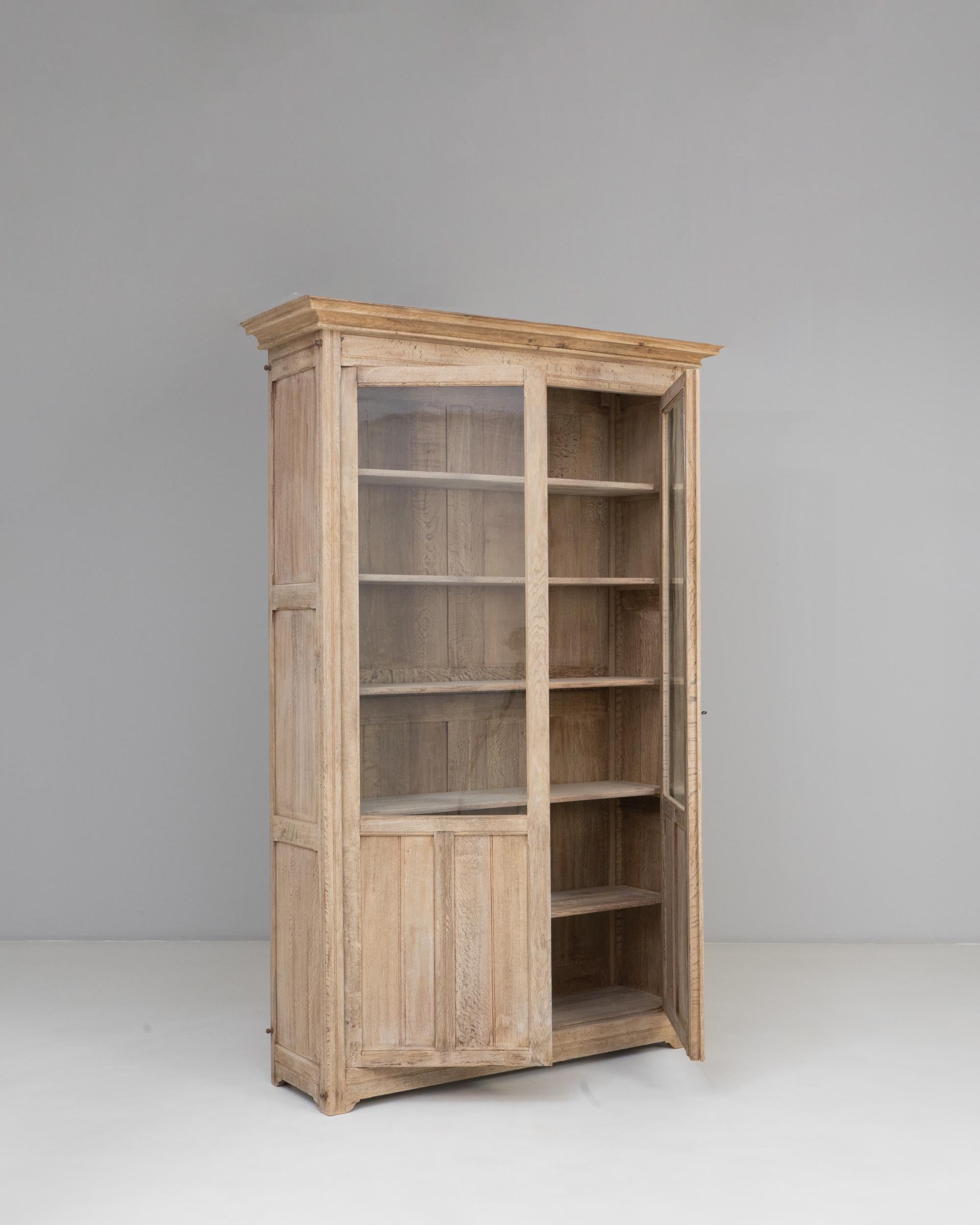 1900s French Provincial Oak Vitrine in vendita 2