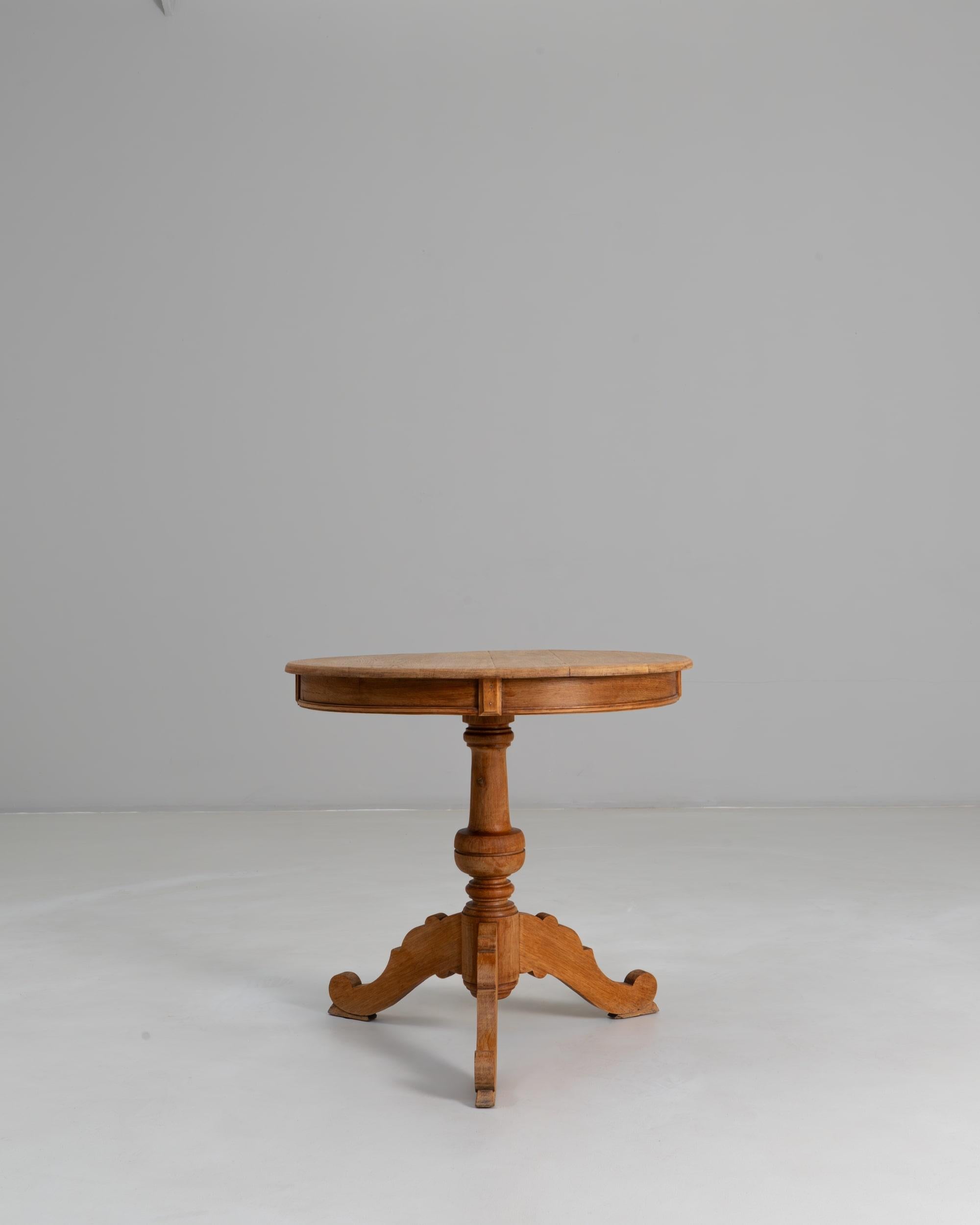 Guéridon rond en chêne tripode de style provincial français des années 1900. Cette charmante table présente un plateau en chêne magnifiquement vieilli avec une patine naturelle douce qui met en valeur le grain et l'usure subtile due à l'usage