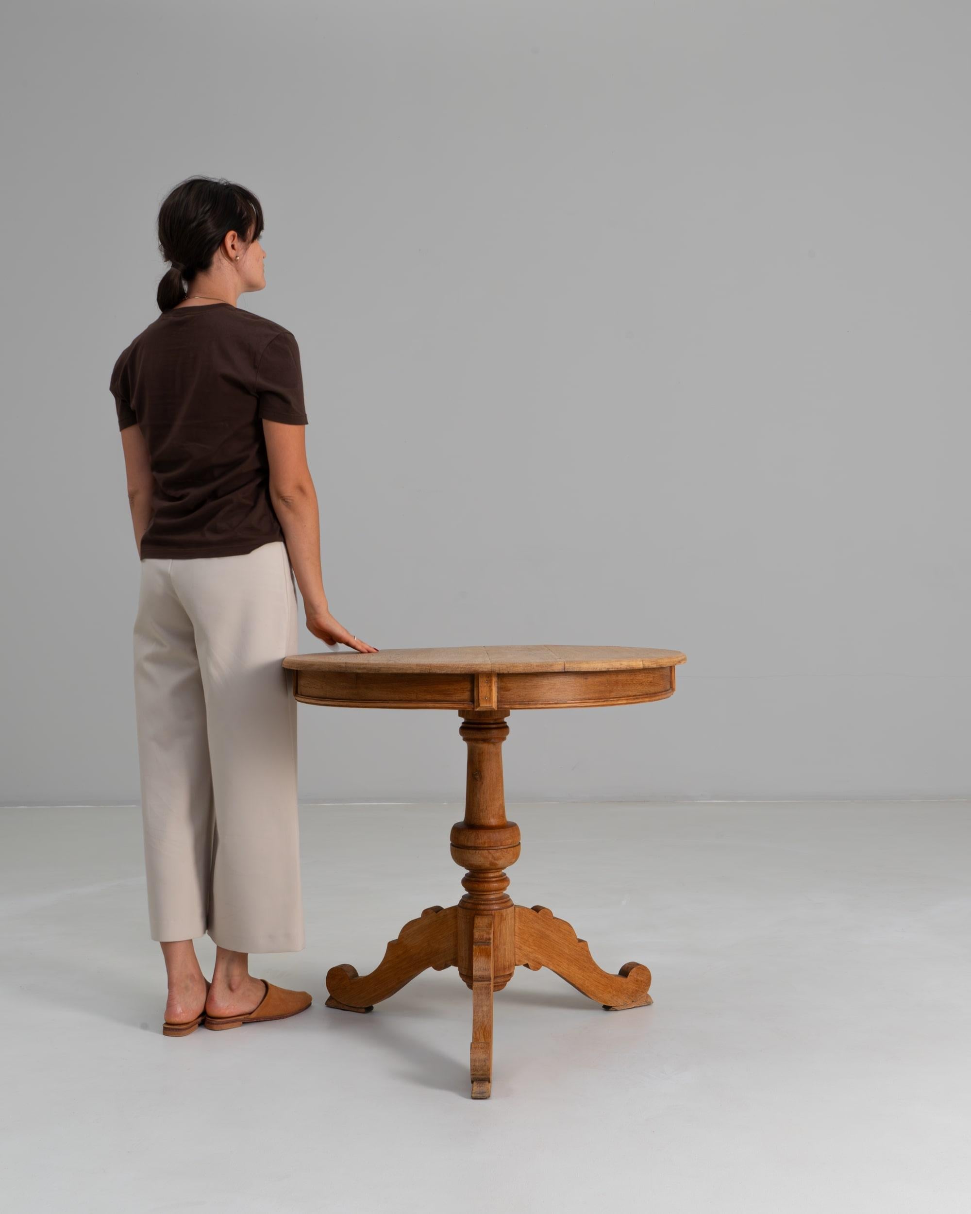 Provincial français 1900s French Provincial Round Oak Tripod Pedestal Table en vente