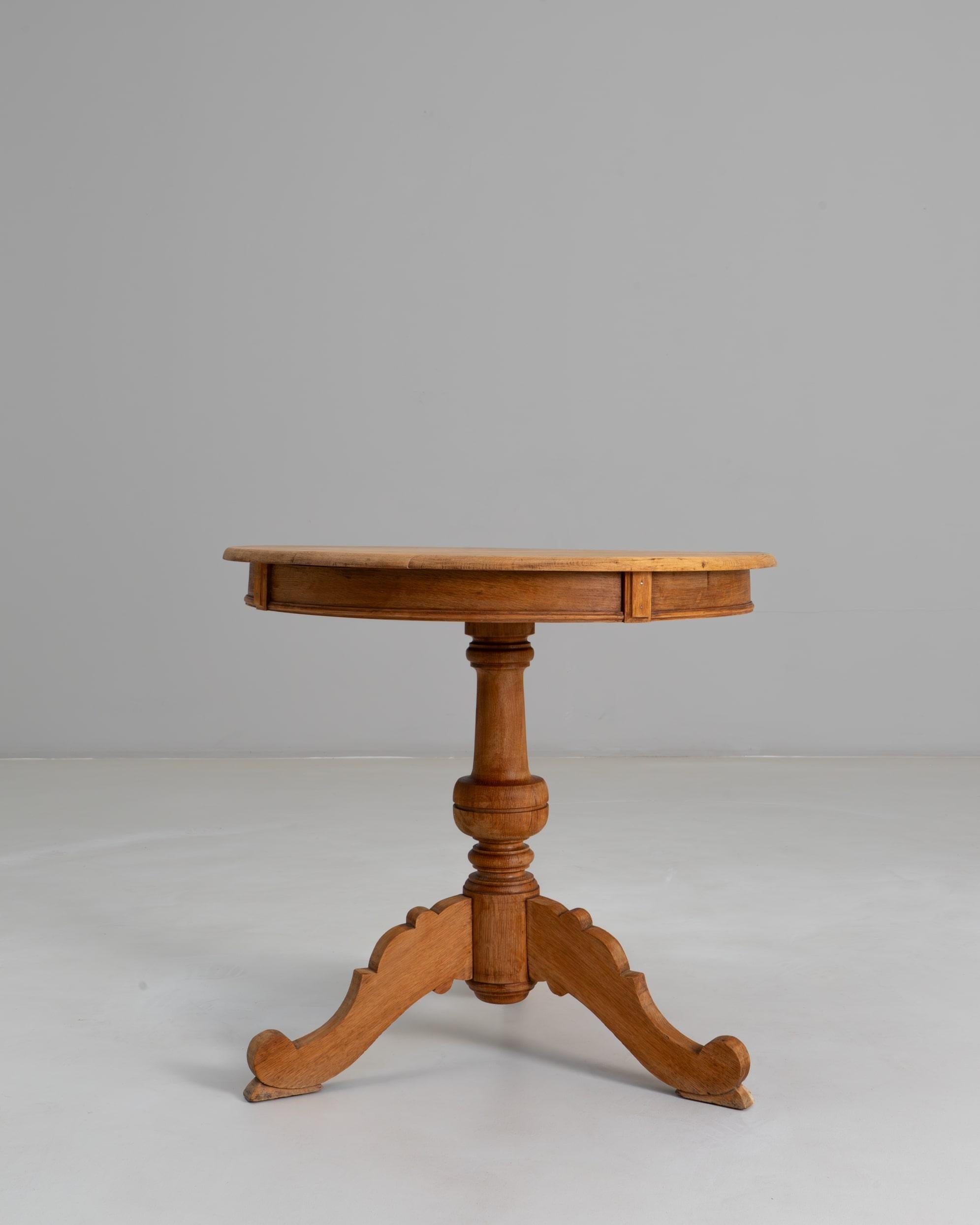 Français 1900s French Provincial Round Oak Tripod Pedestal Table en vente