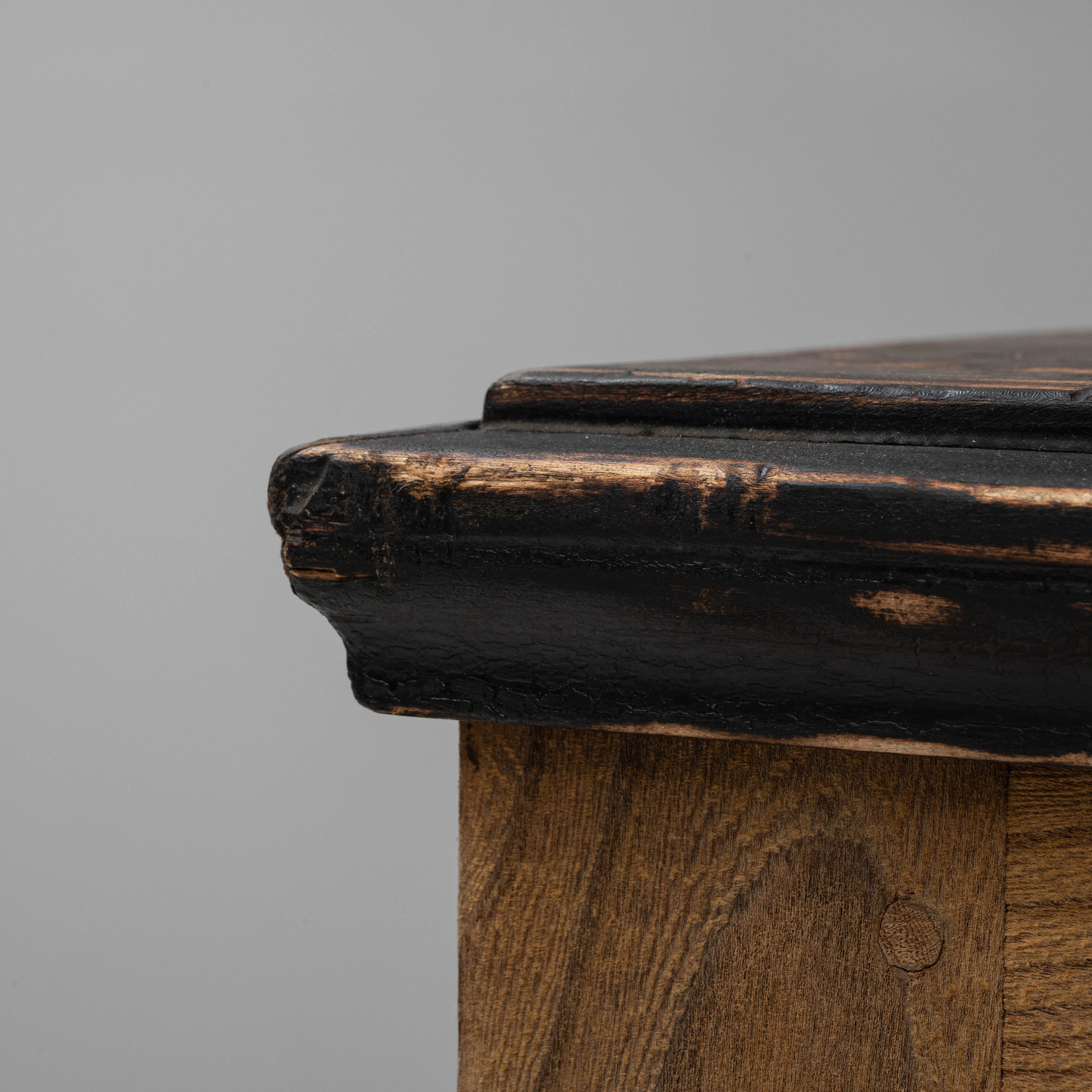 Buffet en bois de style provincial français des années 1900 avec tiroirs et armoires de rangement en vente 3