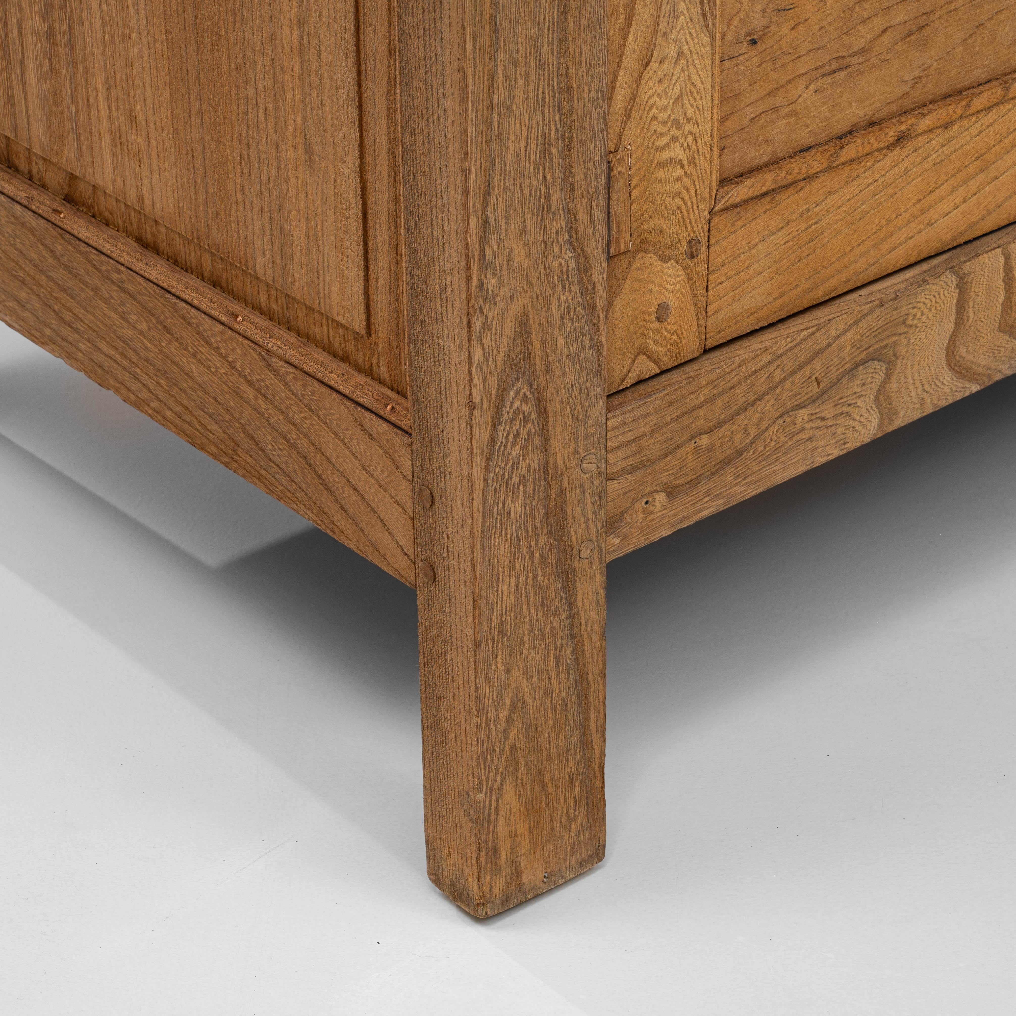 Buffet en bois de style provincial français des années 1900 avec tiroirs et armoires de rangement en vente 5