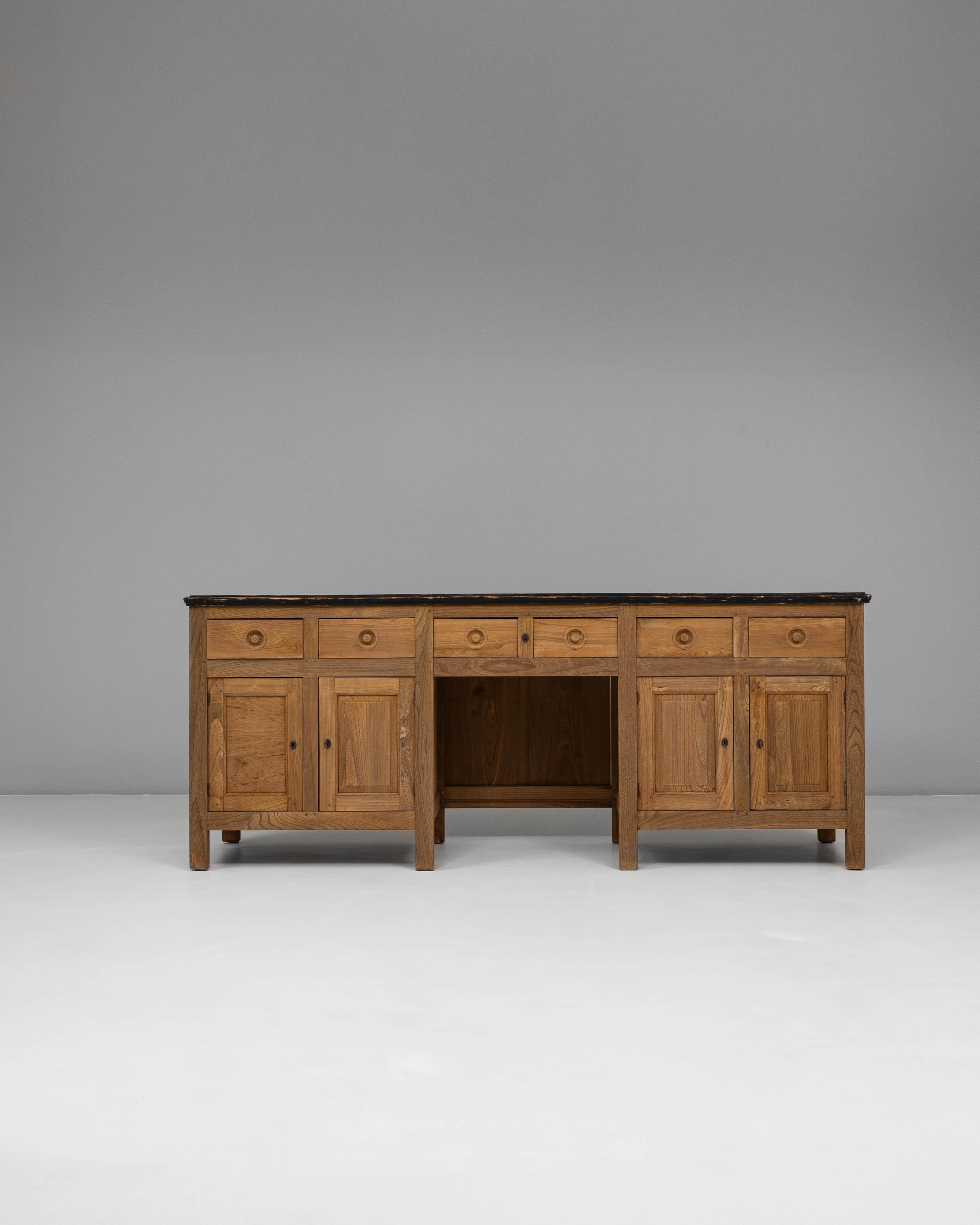 Ce buffet en bois de style provincial français des années 1900 avec tiroirs et armoires de rangement illustre l'équilibre intemporel entre l'aspect pratique et l'artisanat que l'on retrouve dans les meubles français du début du 20e siècle. Construit