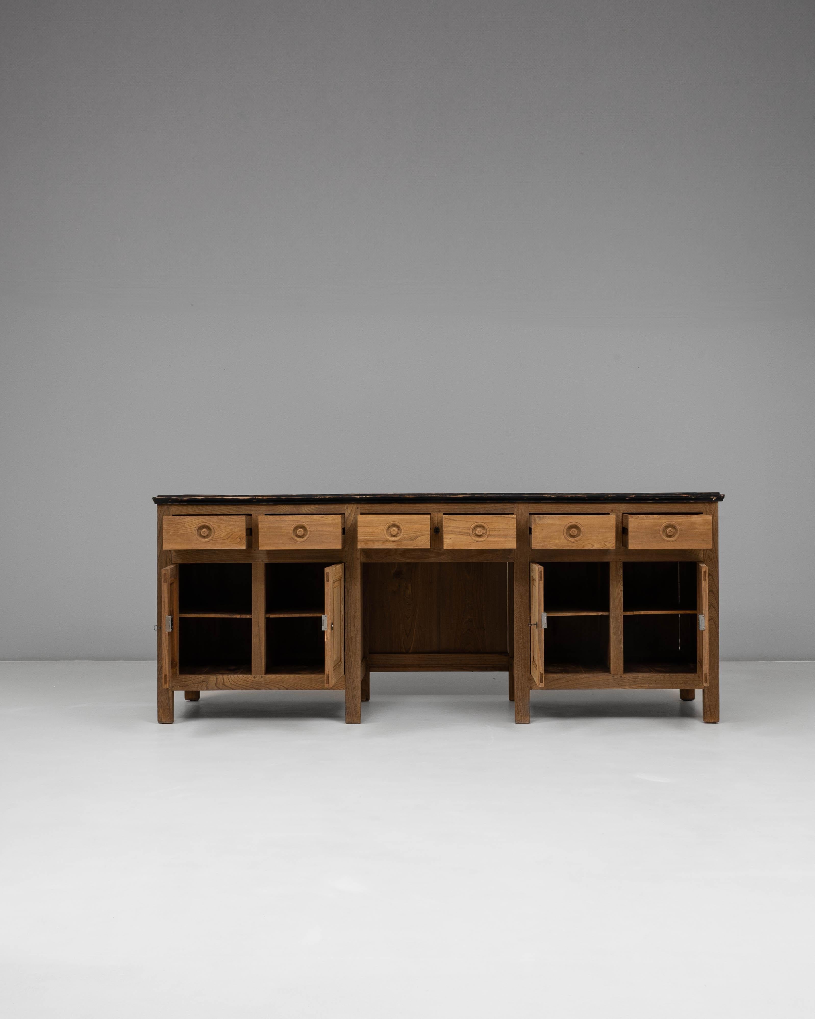 Provincial français Buffet en bois de style provincial français des années 1900 avec tiroirs et armoires de rangement en vente