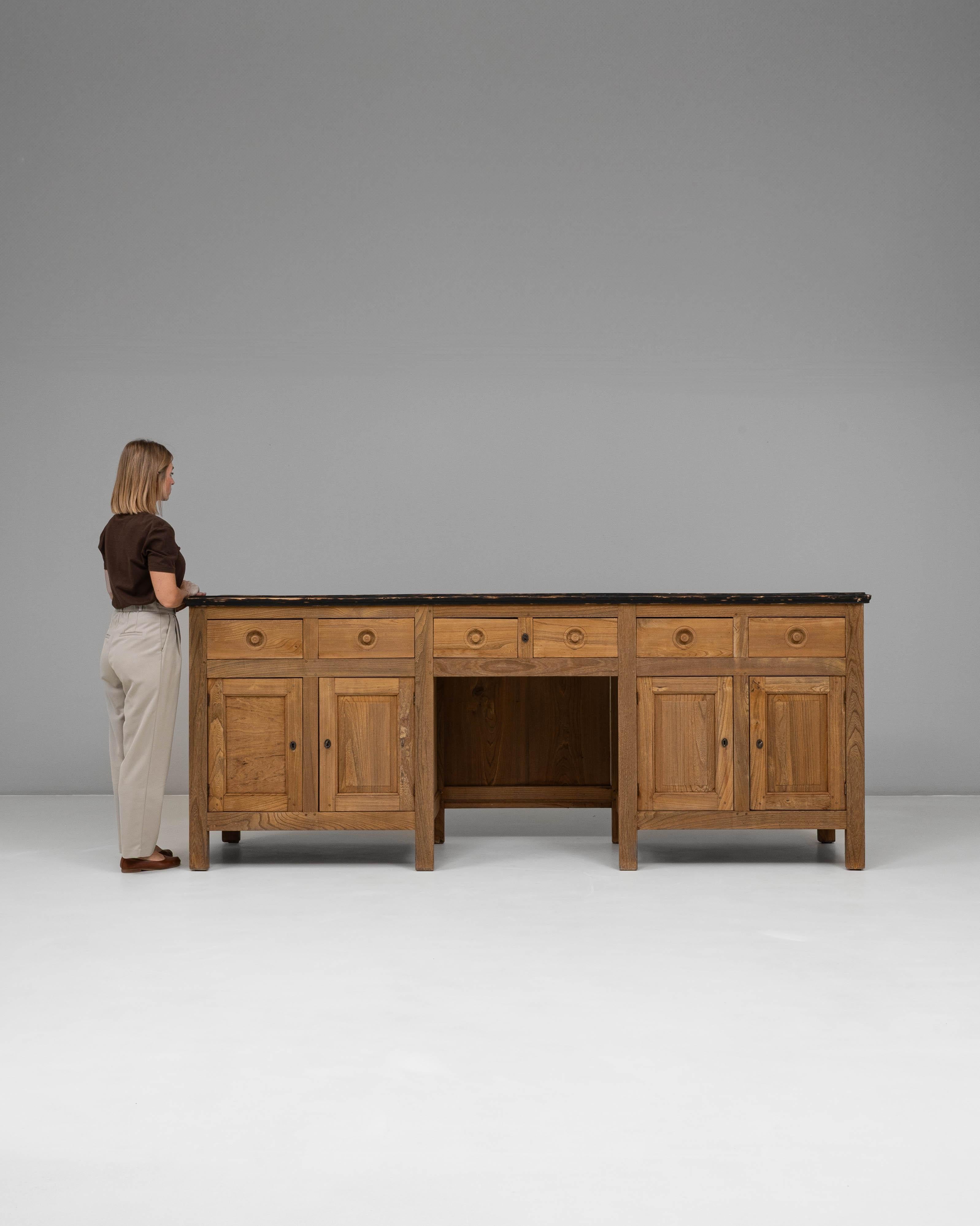 Français Buffet en bois de style provincial français des années 1900 avec tiroirs et armoires de rangement en vente