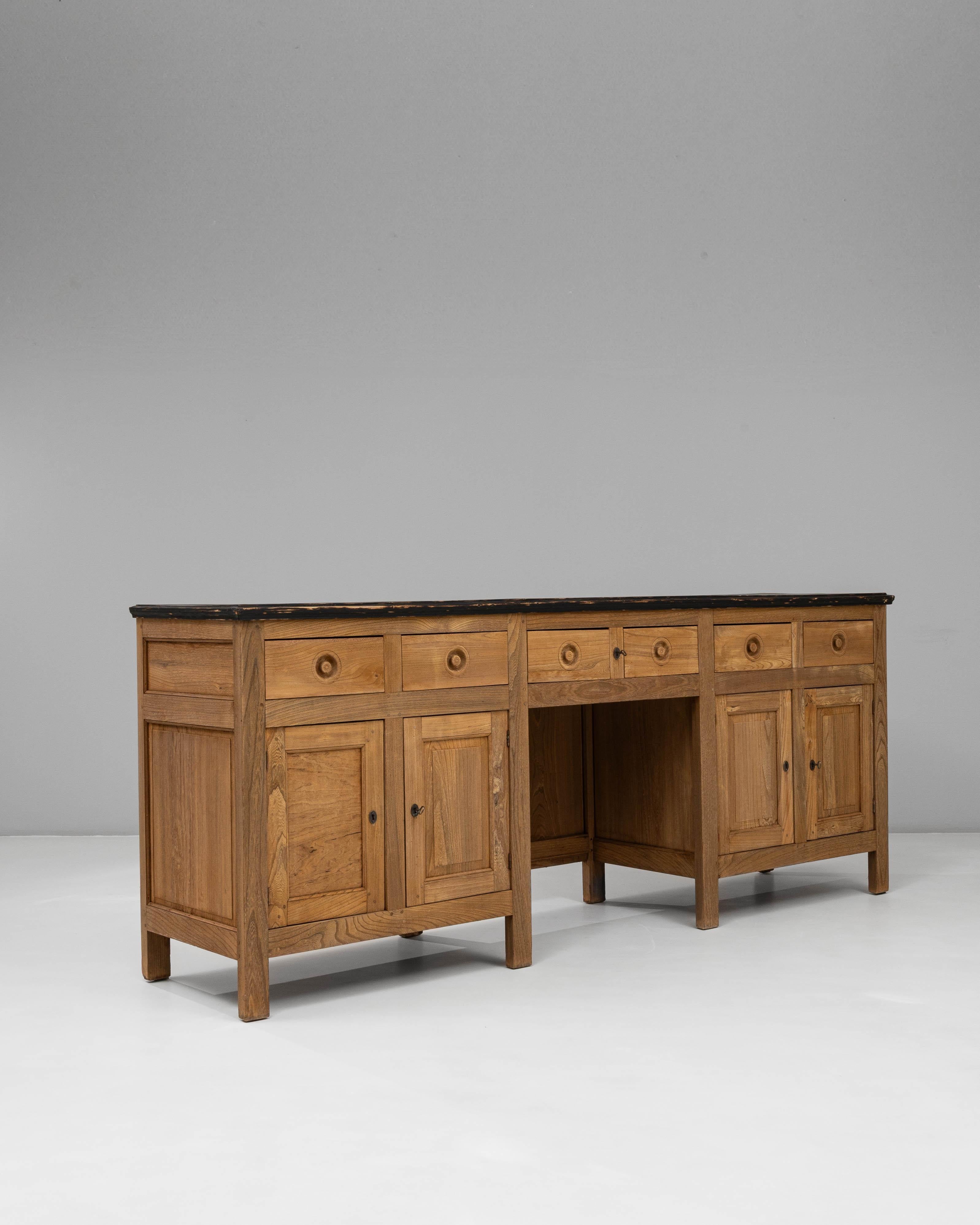 Buffet en bois de style provincial français des années 1900 avec tiroirs et armoires de rangement Bon état - En vente à High Point, NC