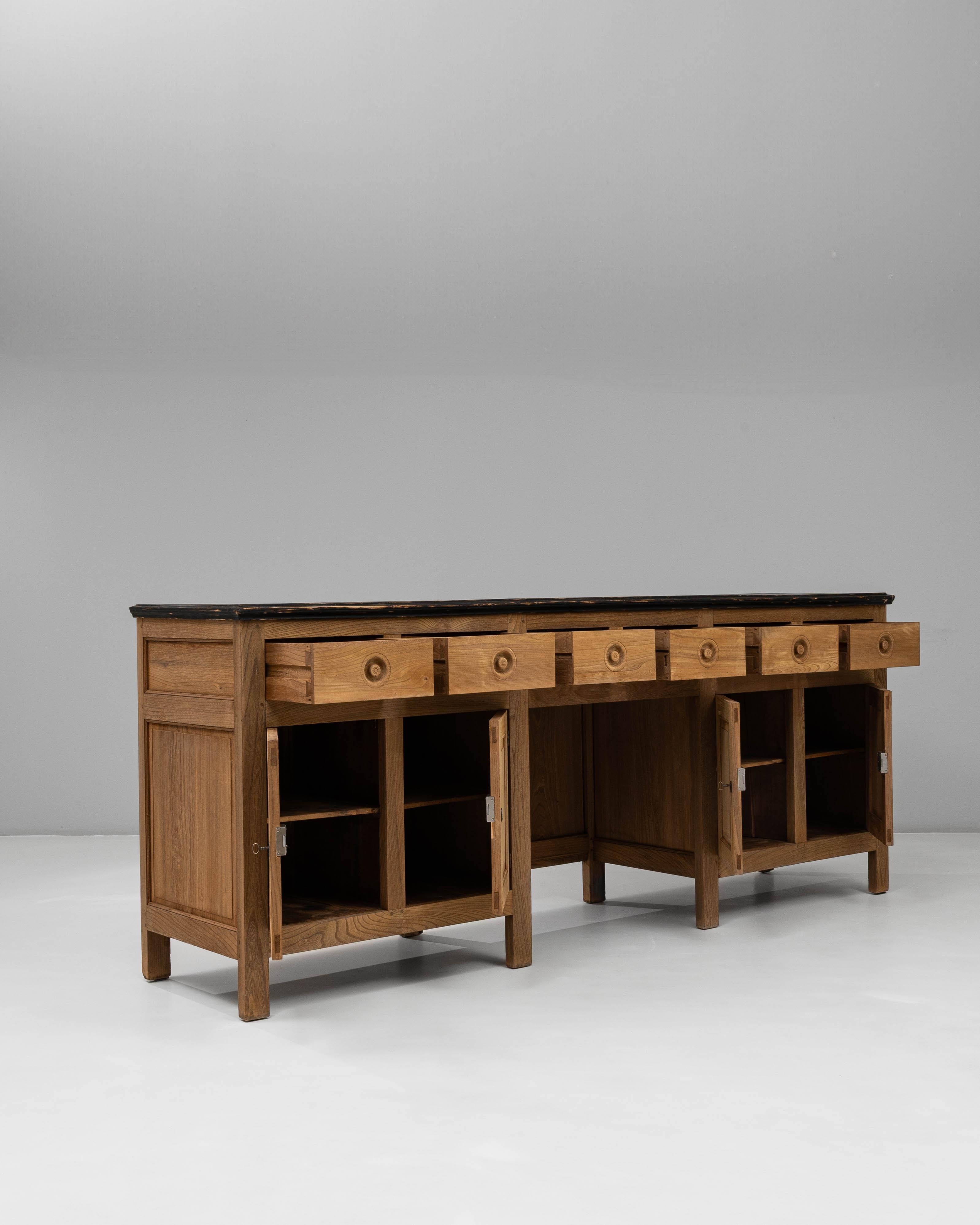 20ième siècle Buffet en bois de style provincial français des années 1900 avec tiroirs et armoires de rangement en vente