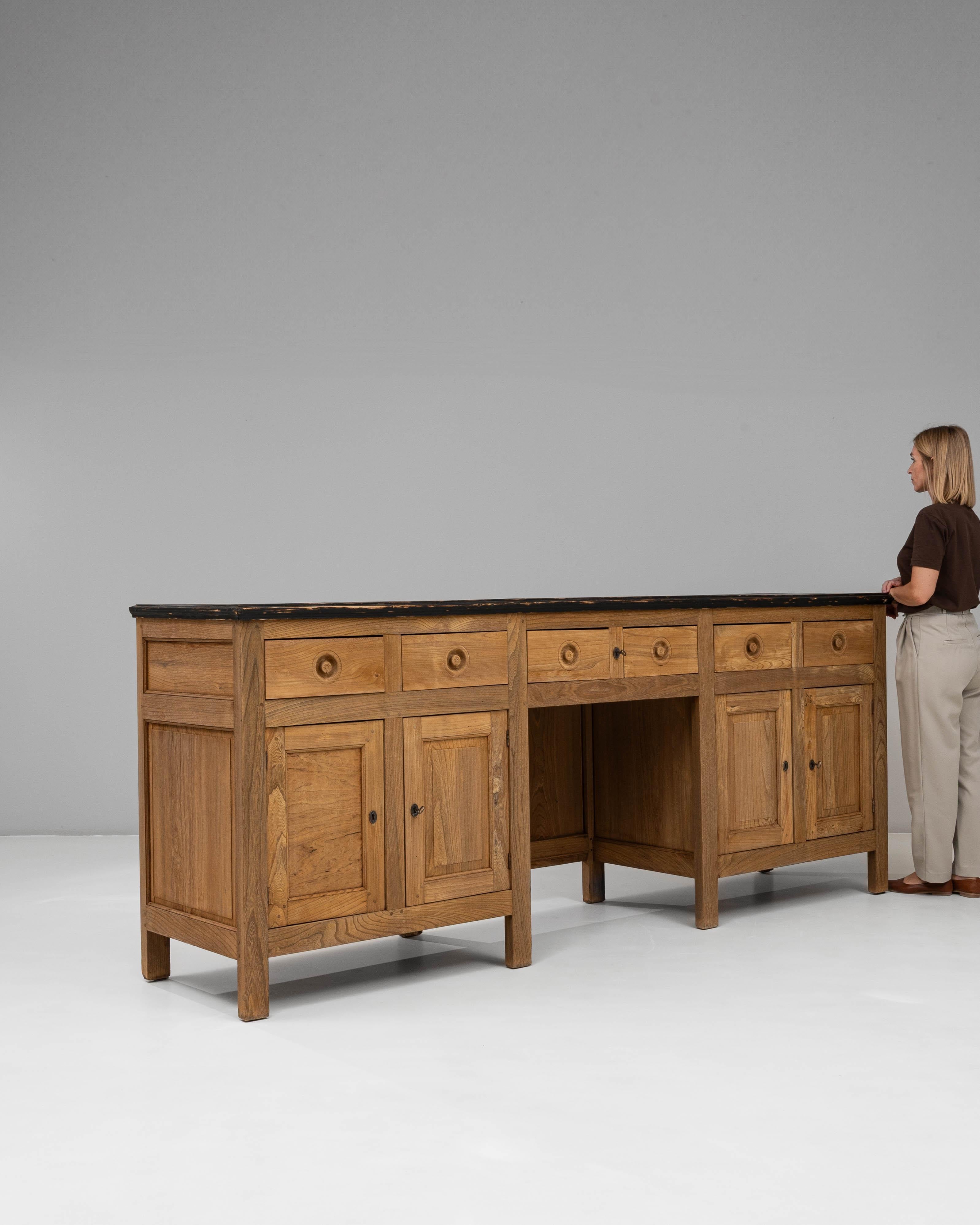 Bois Buffet en bois de style provincial français des années 1900 avec tiroirs et armoires de rangement en vente