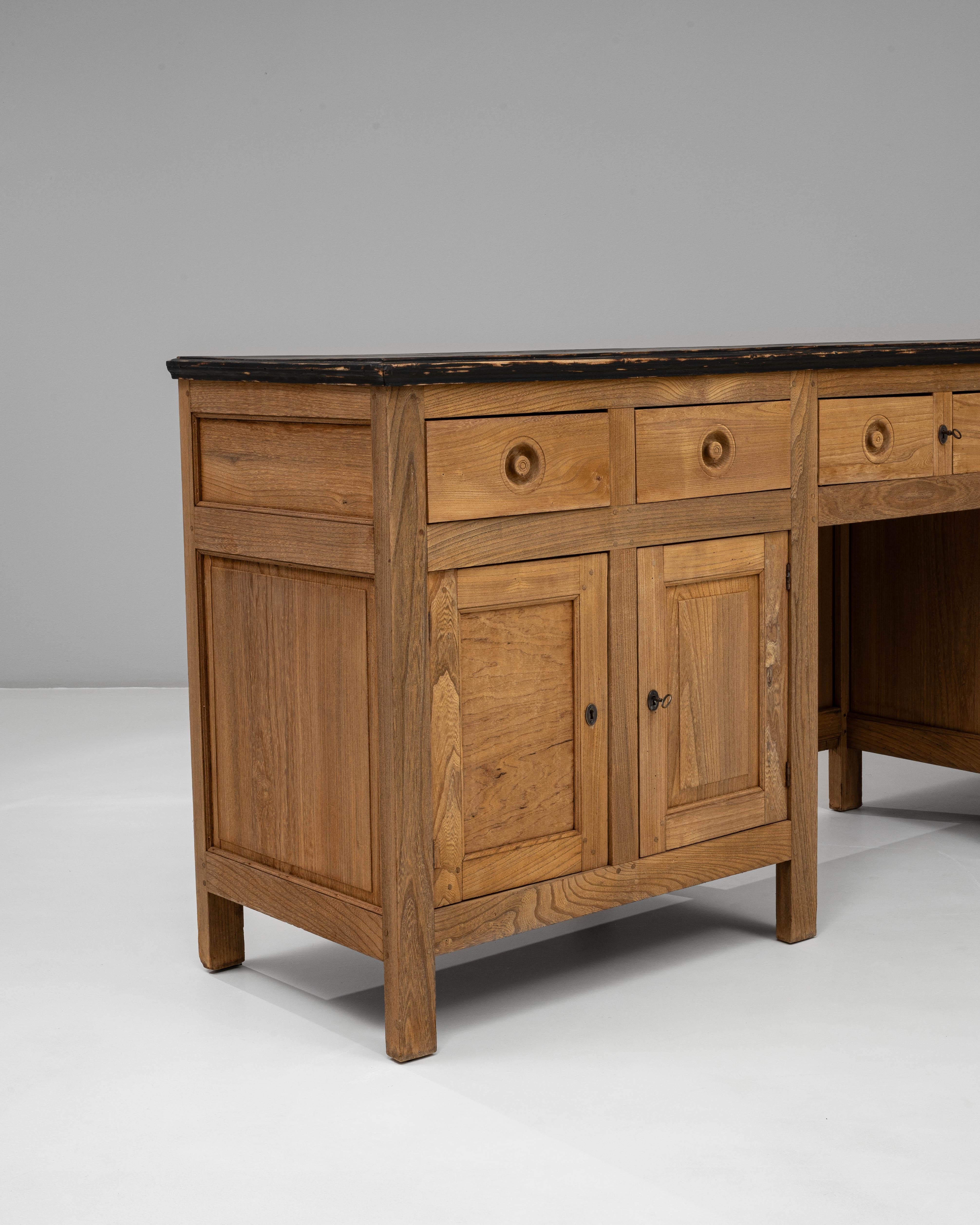 Buffet en bois de style provincial français des années 1900 avec tiroirs et armoires de rangement en vente 1