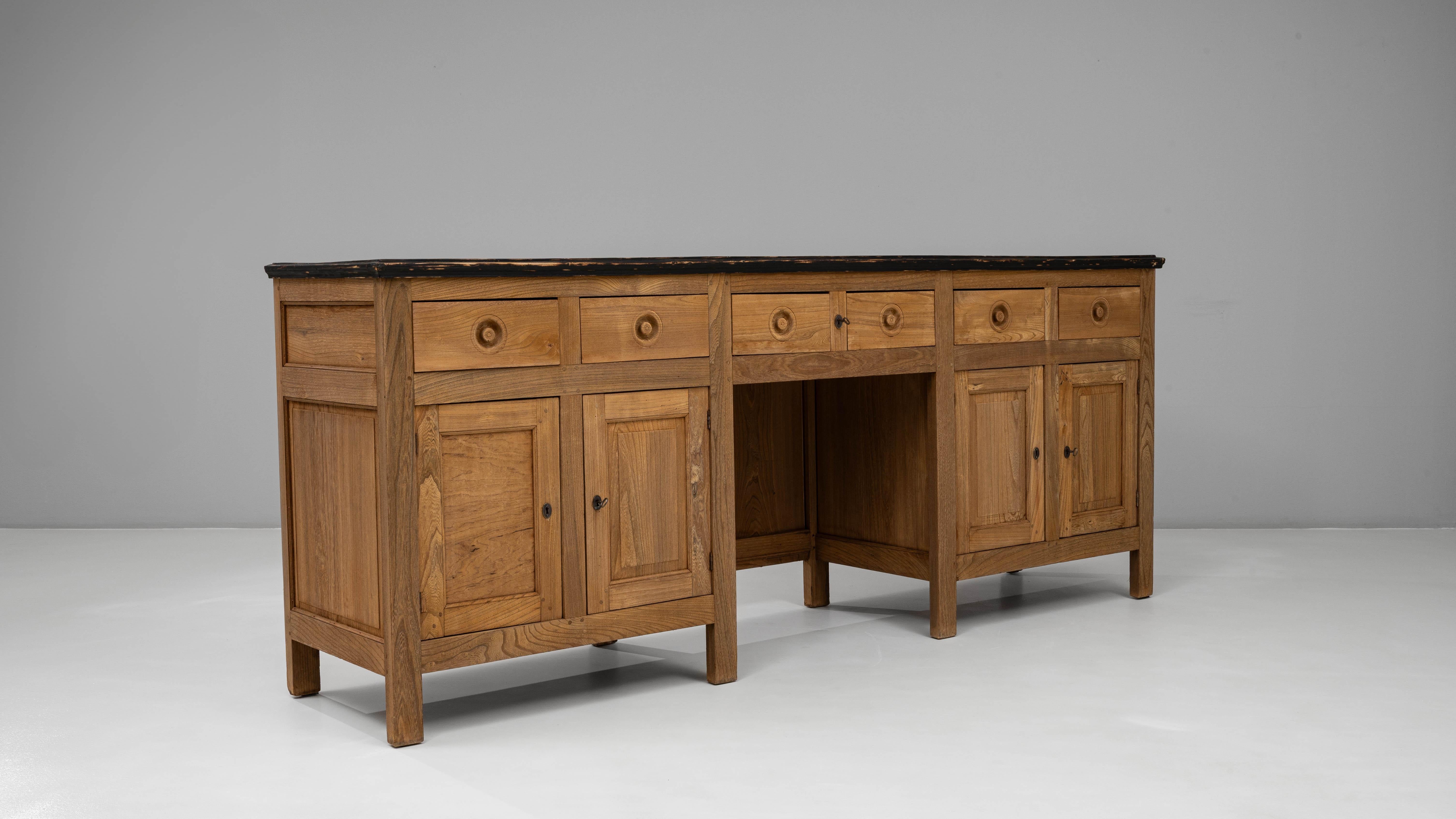 Buffet en bois de style provincial français des années 1900 avec tiroirs et armoires de rangement en vente 2