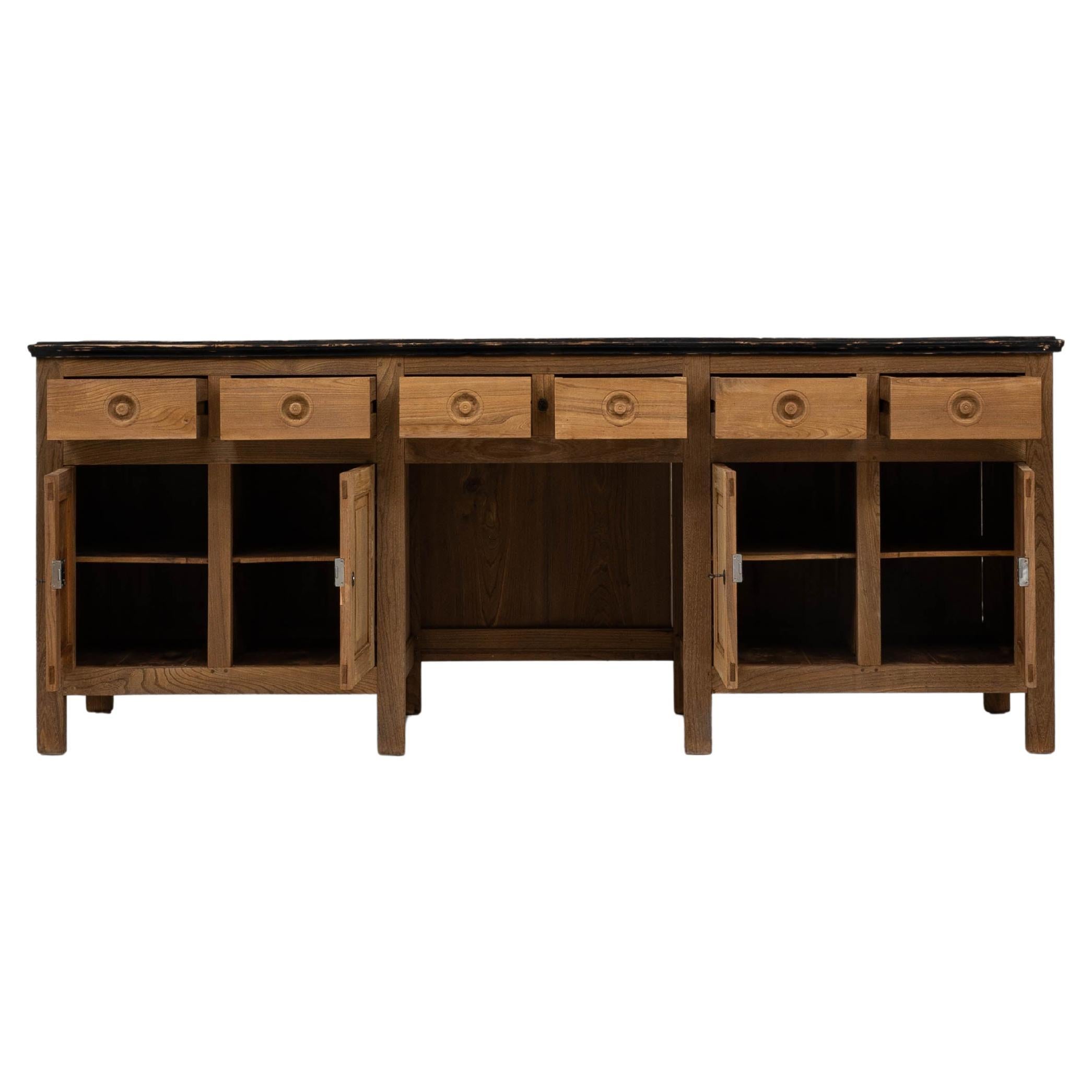 Buffet en bois de style provincial français des années 1900 avec tiroirs et armoires de rangement en vente
