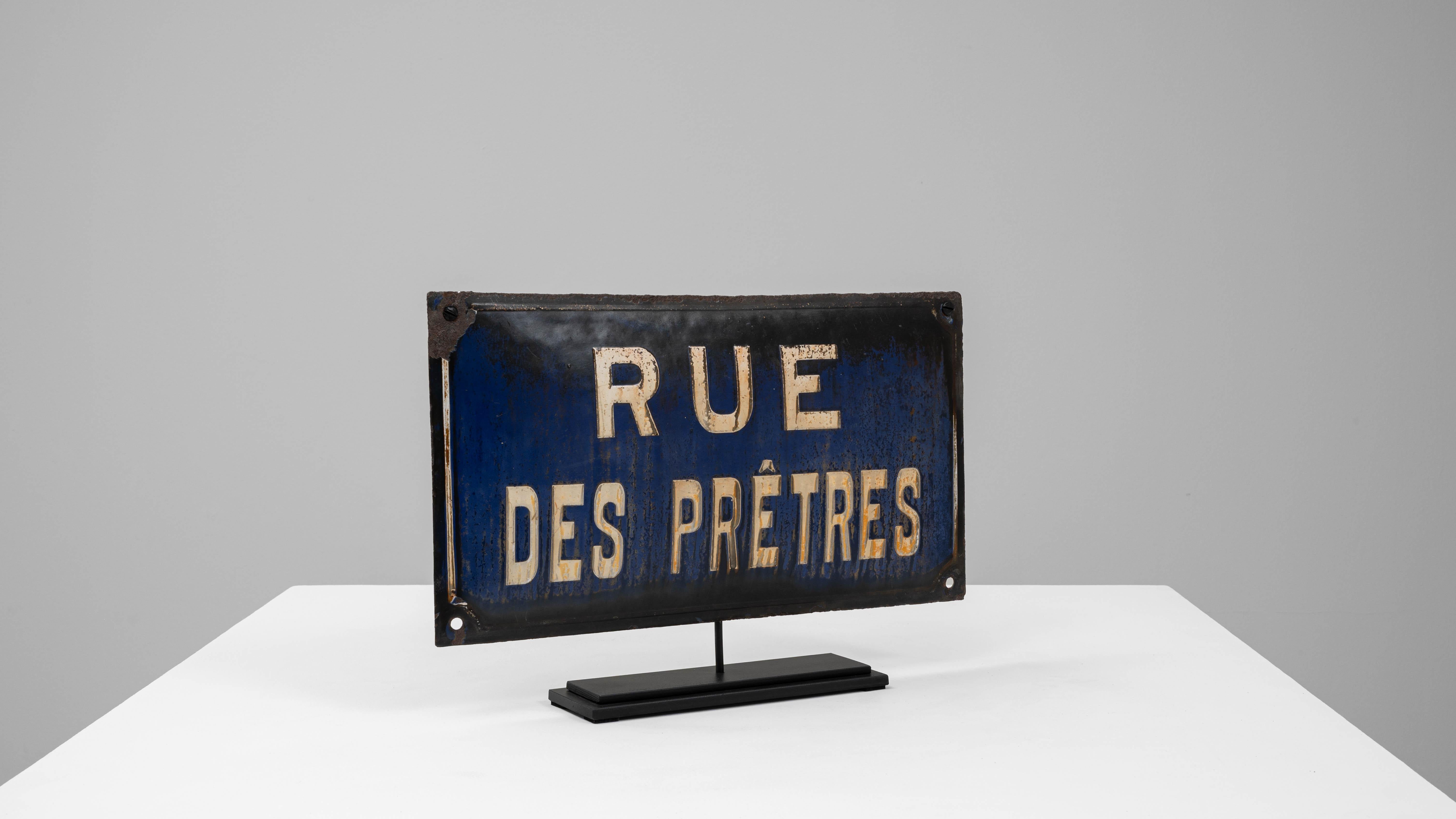 Cette plaque de rue française en métal du début des années 1900, qui indiquait à l'origine 