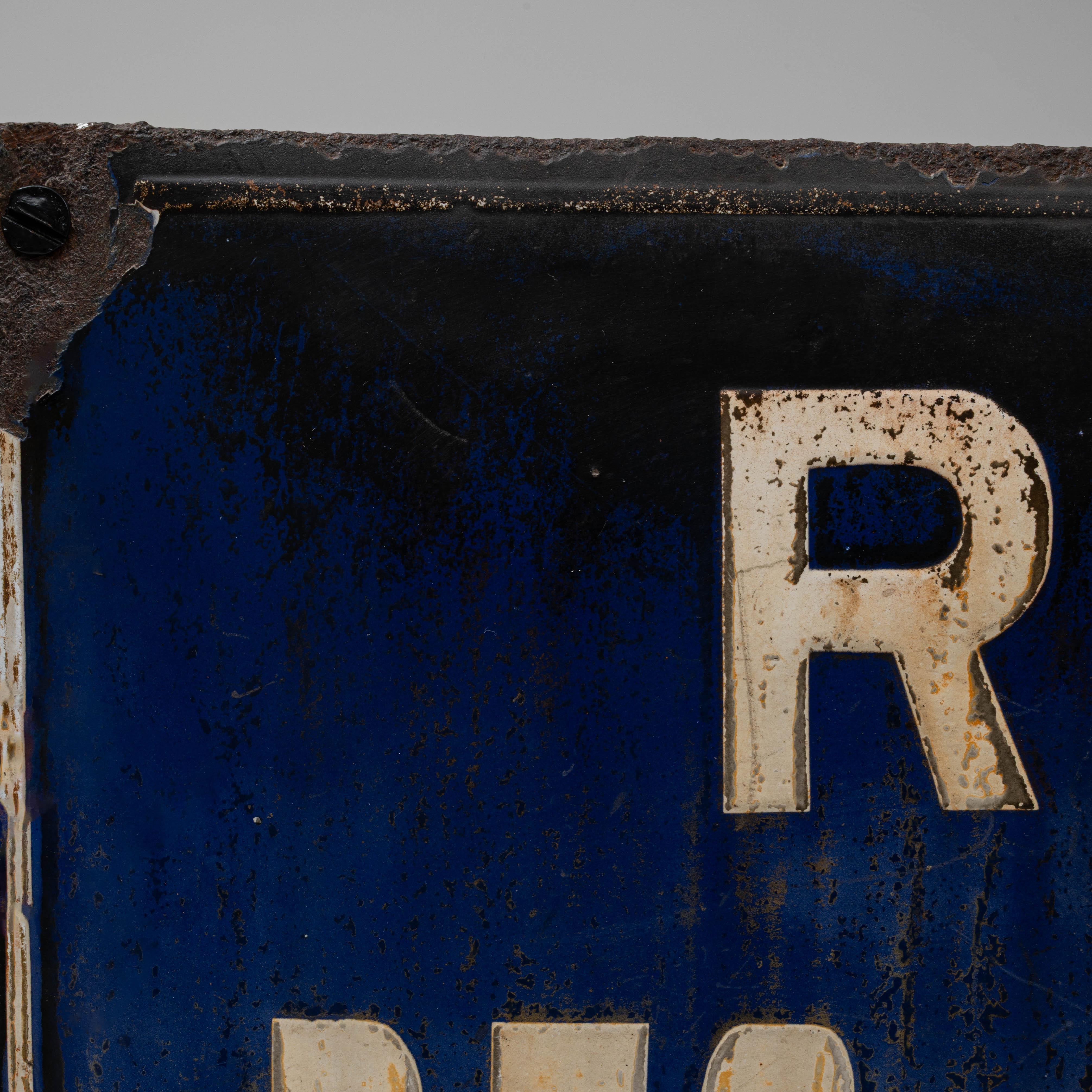 Français Rue des Prêtres 1900, panneau en métal sur pied en vente