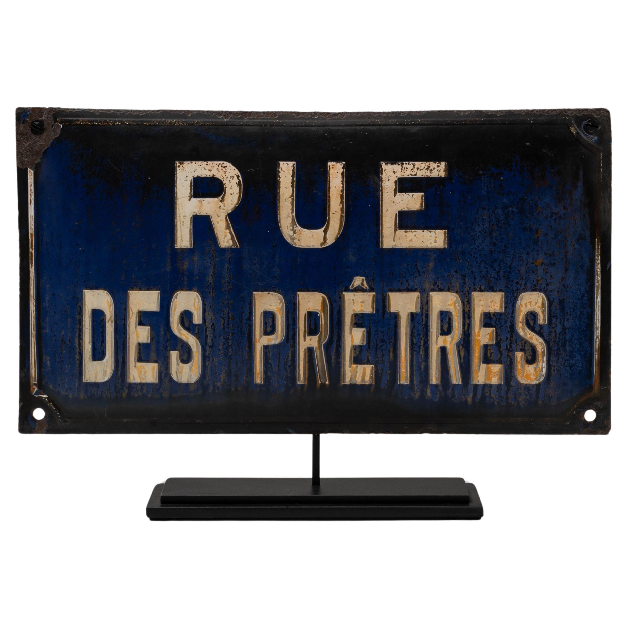 Rue des Prêtres 1900, panneau en métal sur pied