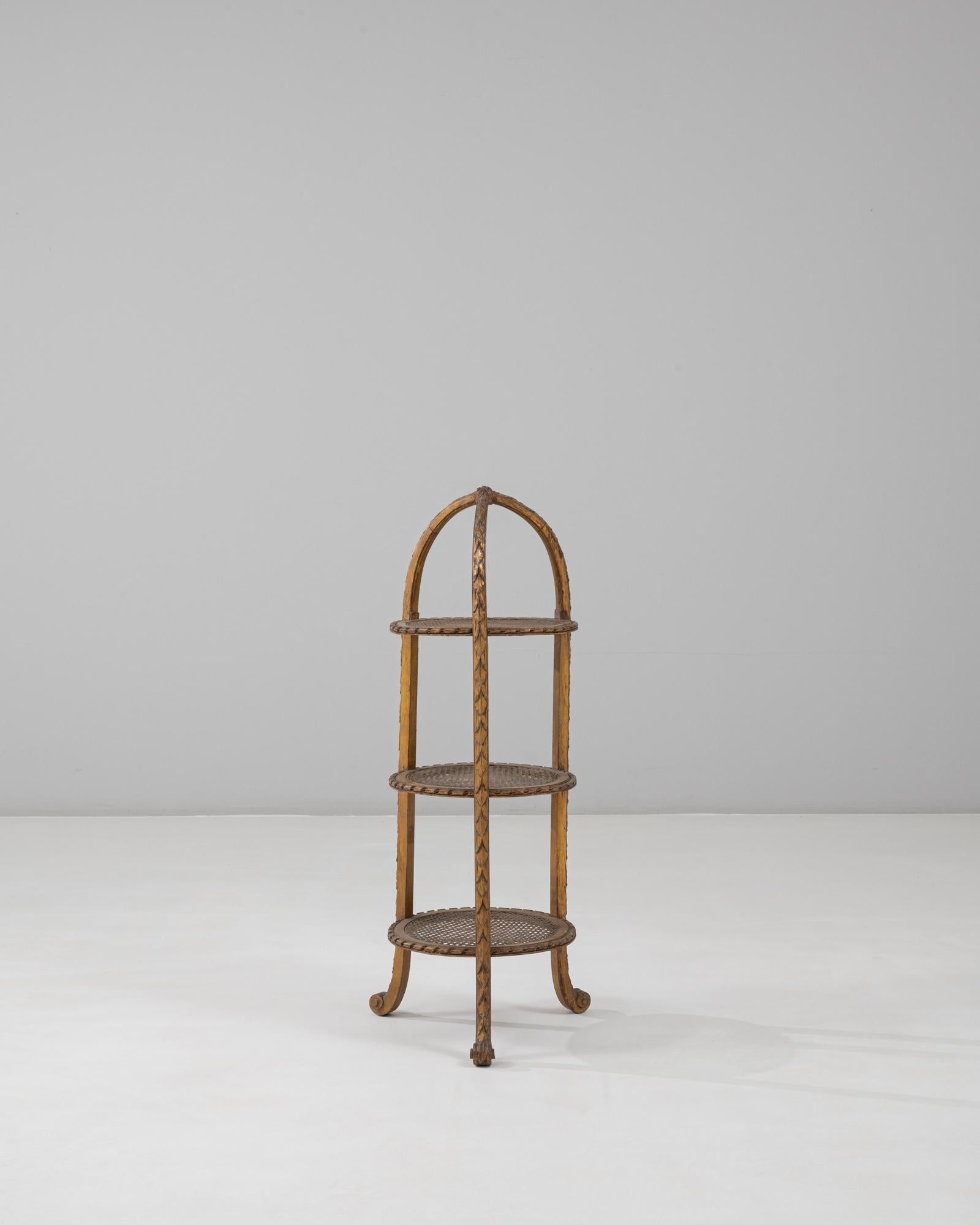 Ce présentoir à gâteaux français à trois niveaux des années 1900 avec détails tressés incarne le charme et le savoir-faire du design décoratif du début du XXe siècle. De forme élégante avec un plateau bombé et des pieds en volute, il présente trois