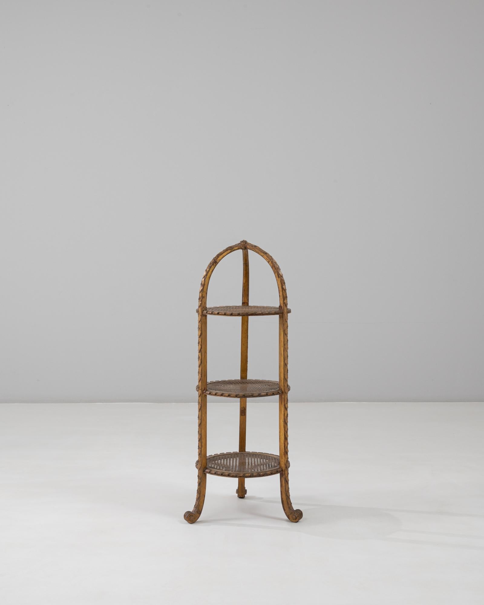 Porte-gâteau français à trois étages des années 1900 avec détails tressés Bon état - En vente à High Point, NC
