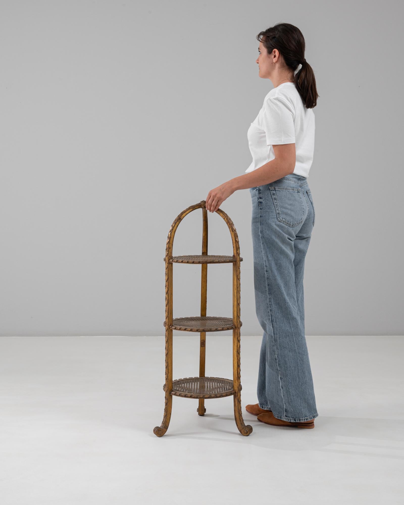 20ième siècle Porte-gâteau français à trois étages des années 1900 avec détails tressés en vente