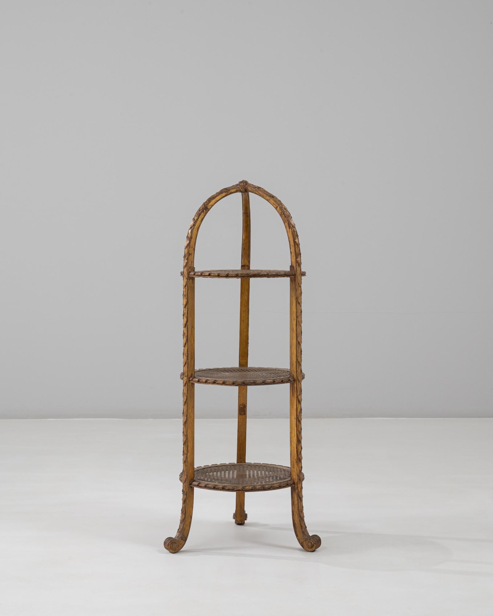 Bois Porte-gâteau français à trois étages des années 1900 avec détails tressés en vente