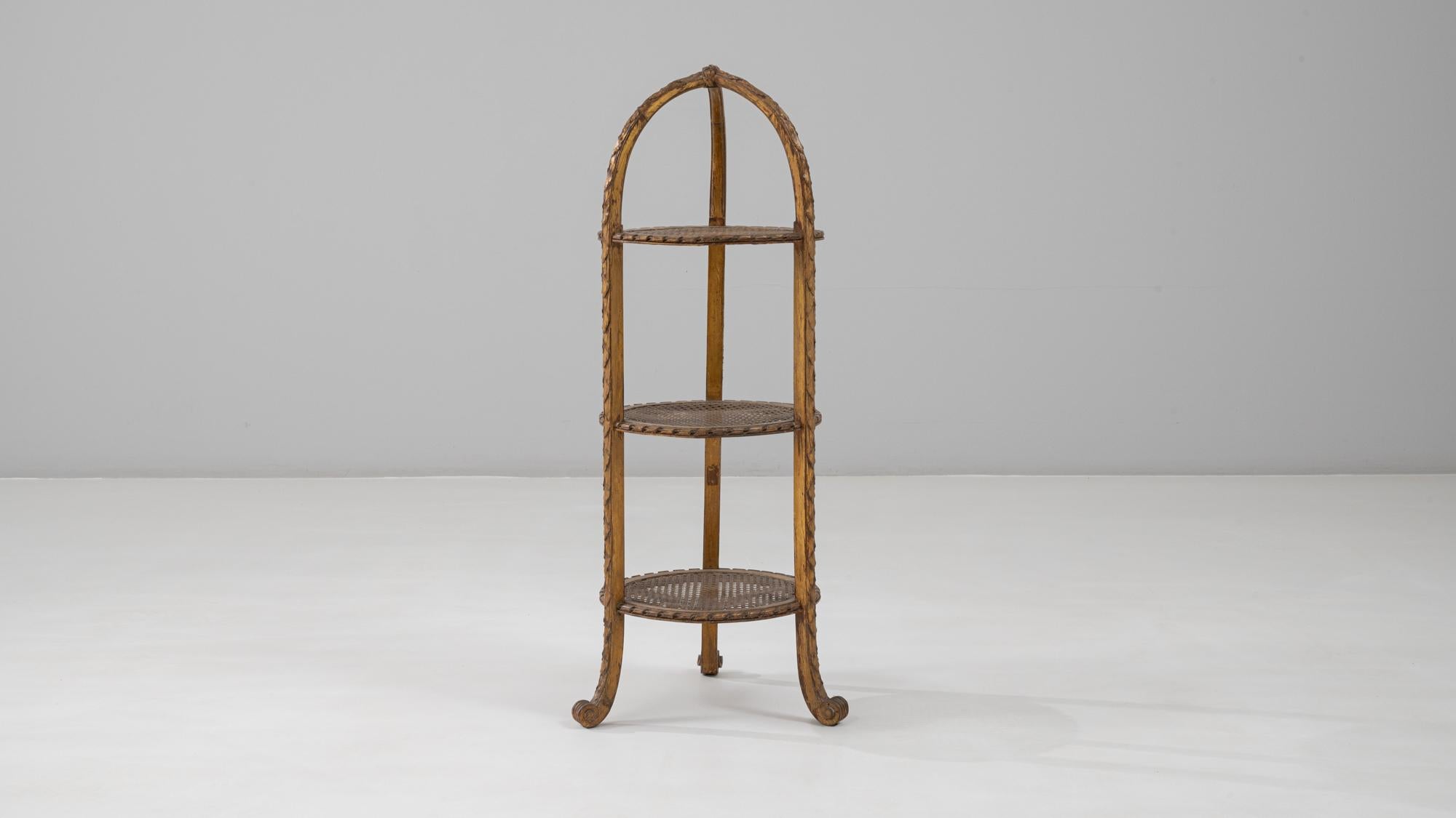 Porte-gâteau français à trois étages des années 1900 avec détails tressés en vente 1