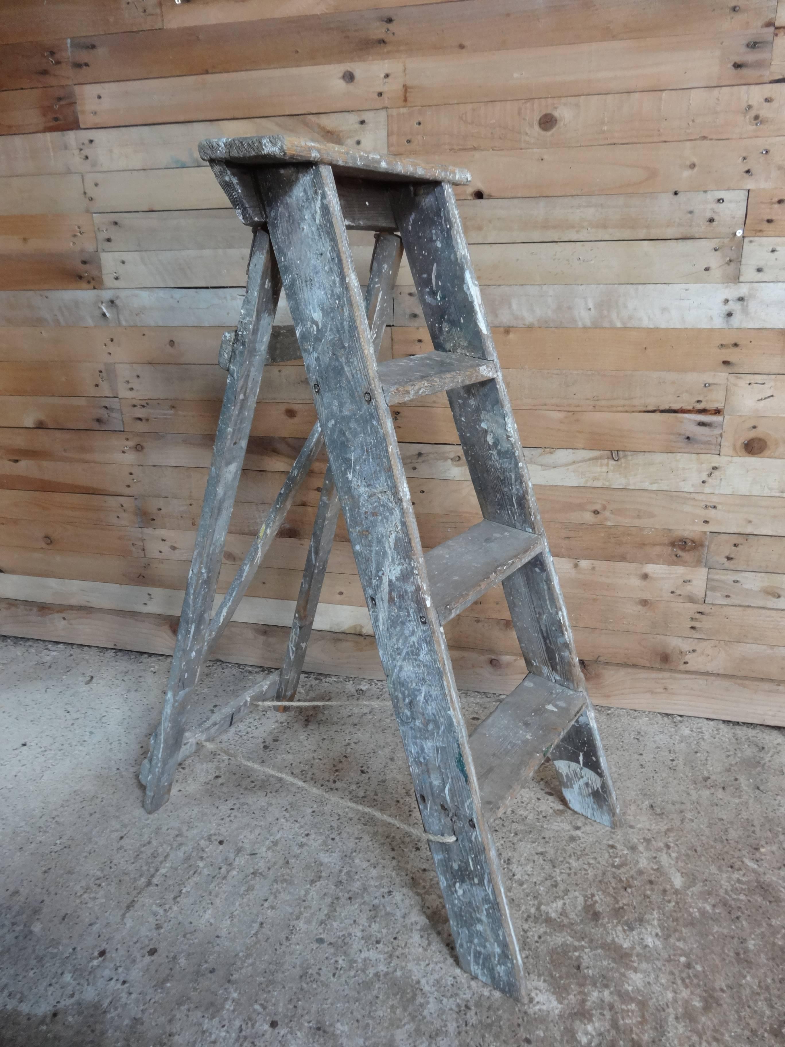 1900s French vintage fruit picking / painting ladder.
1900s French vintage artists painting ladder library steps / shop display.

This ladder will be great as an vintage library steps
It is sturdy and usable.

Measures: Height 103cm, depth