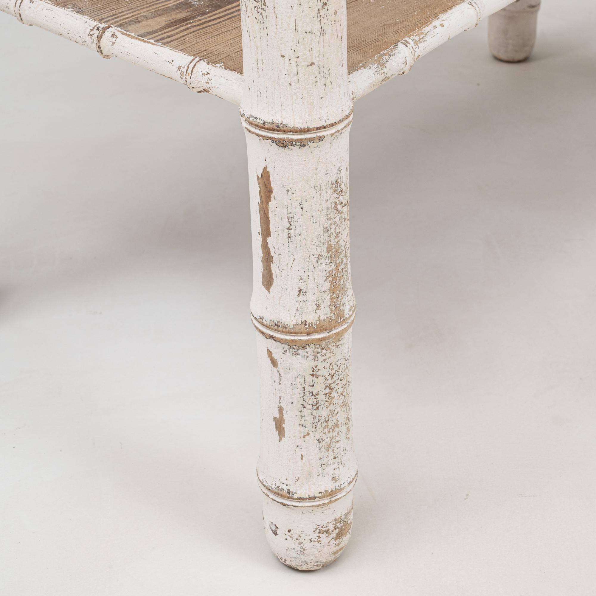 Tavolino francese del 1900 in finto bambù patinato bianco con piano in marmo in vendita 6