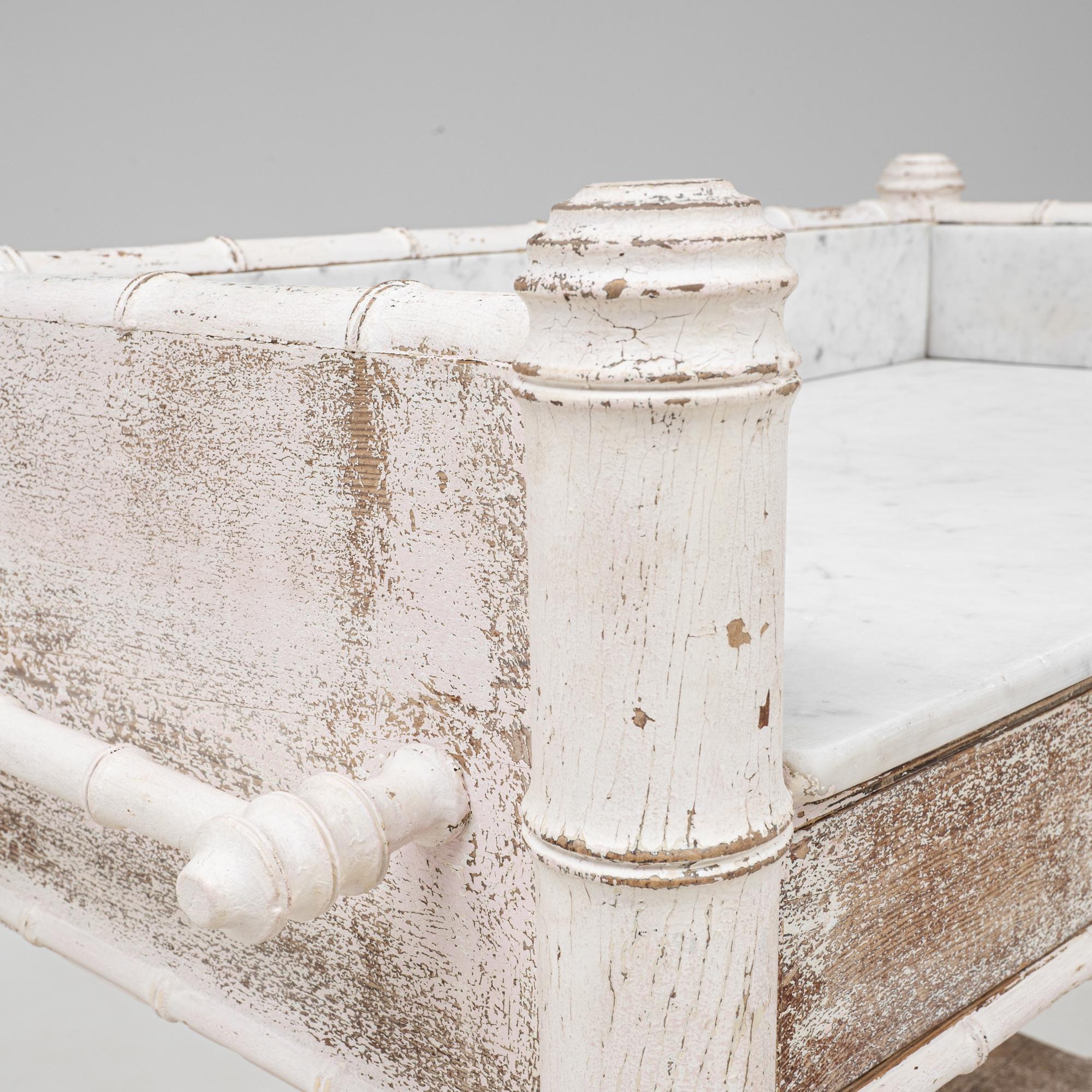 Tavolino francese del 1900 in finto bambù patinato bianco con piano in marmo in vendita 7