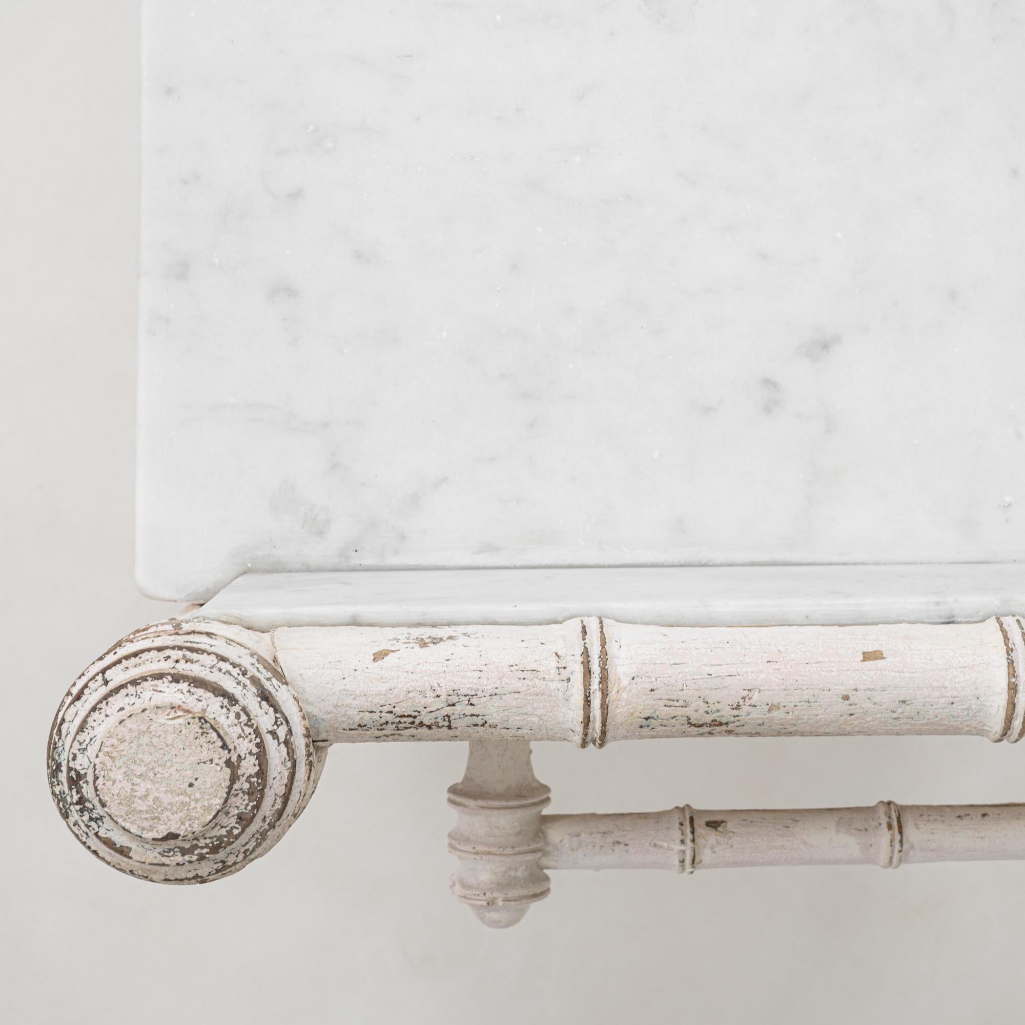 Tavolino francese del 1900 in finto bambù patinato bianco con piano in marmo in vendita 8