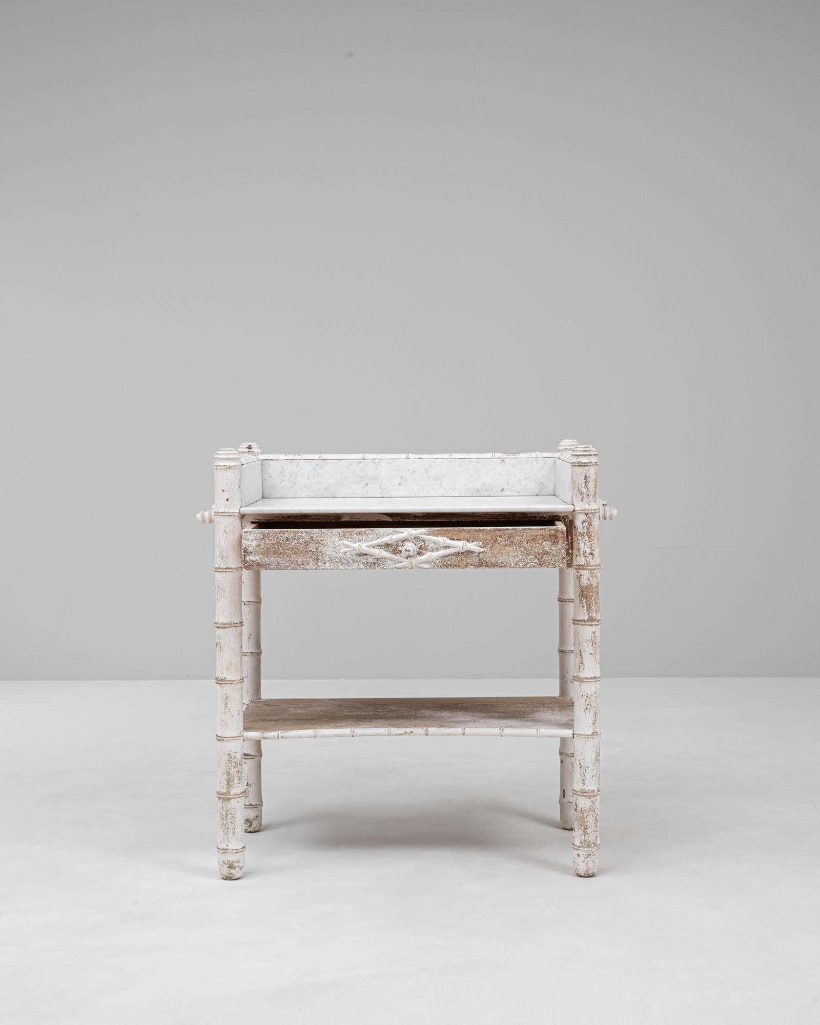 Francese Tavolino francese del 1900 in finto bambù patinato bianco con piano in marmo in vendita