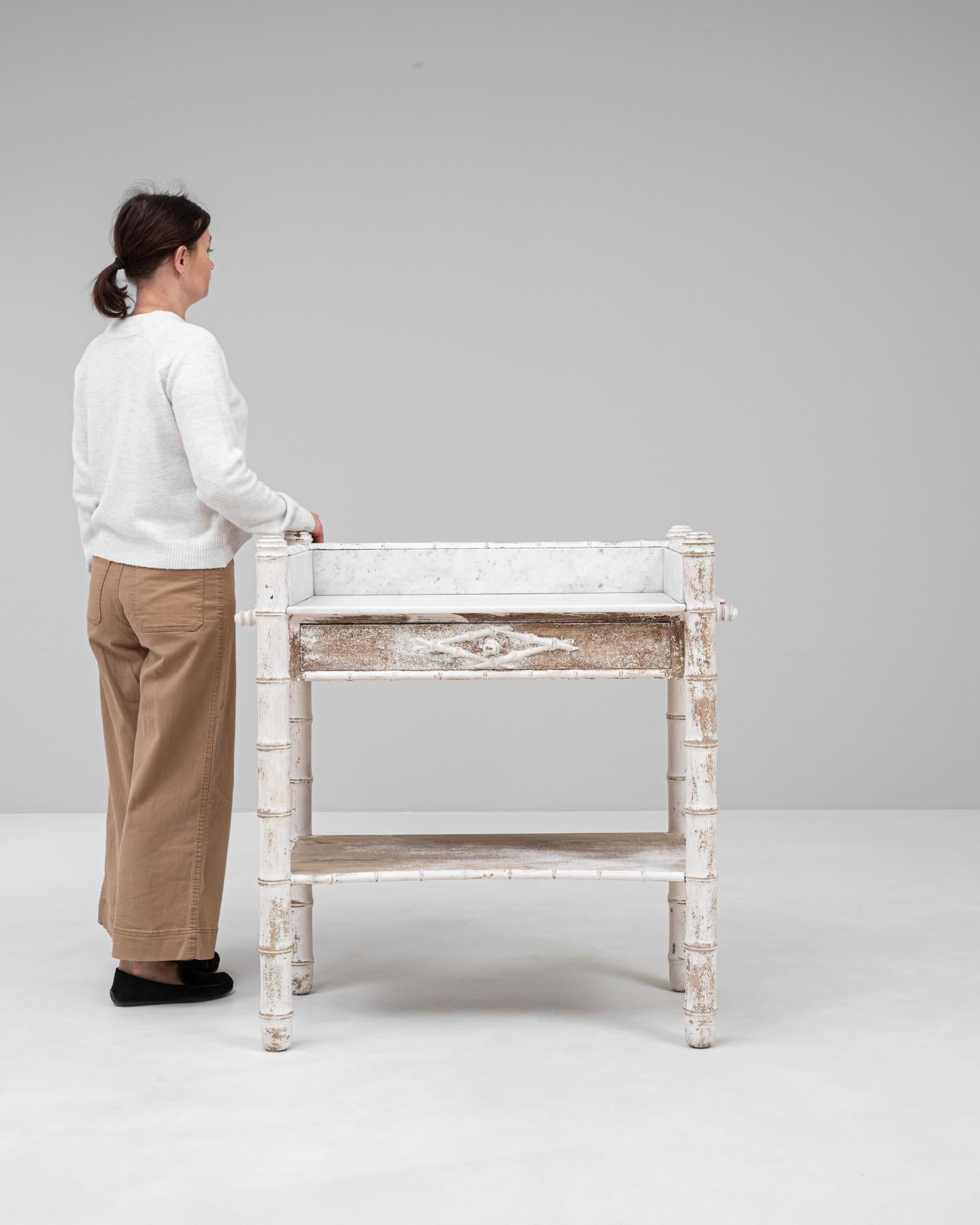 Tavolino francese del 1900 in finto bambù patinato bianco con piano in marmo In condizioni buone in vendita a High Point, NC