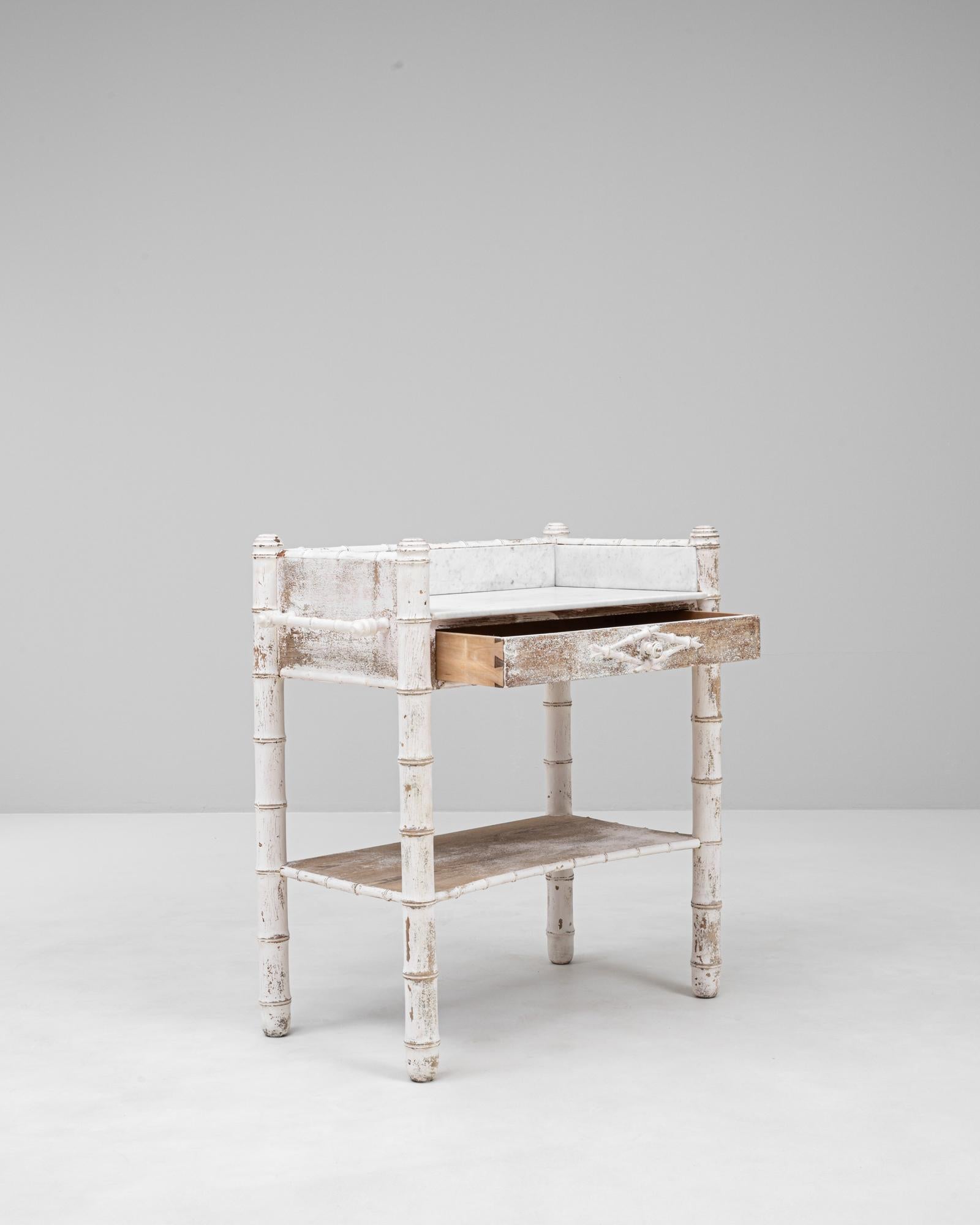 Finto bambù Tavolino francese del 1900 in finto bambù patinato bianco con piano in marmo in vendita