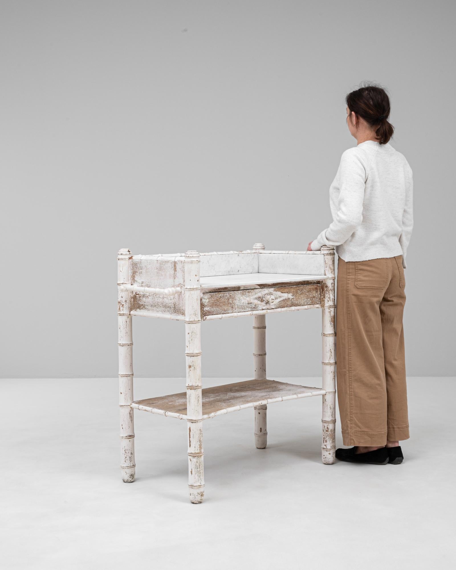 Tavolino francese del 1900 in finto bambù patinato bianco con piano in marmo in vendita 1