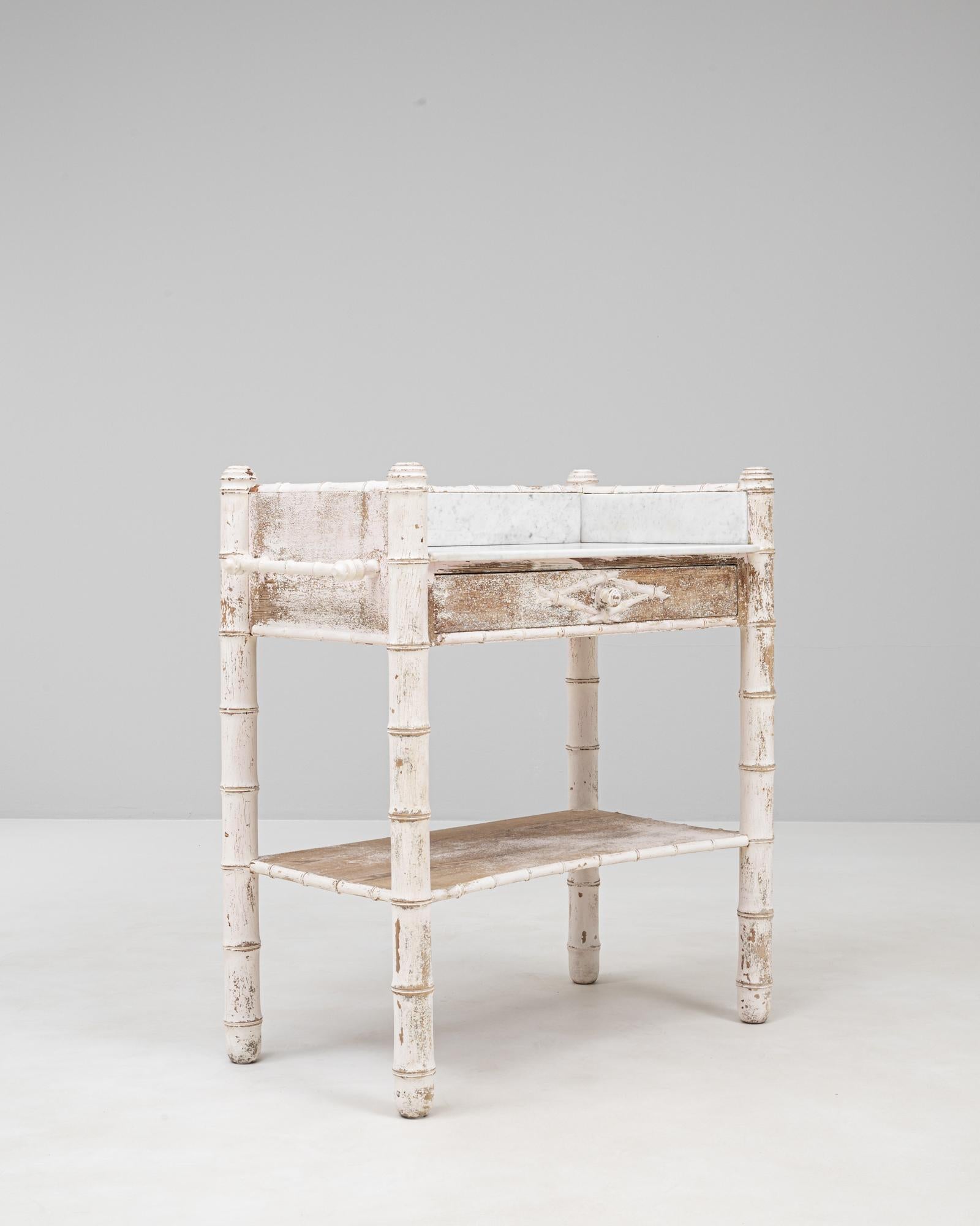 Tavolino francese del 1900 in finto bambù patinato bianco con piano in marmo in vendita 2