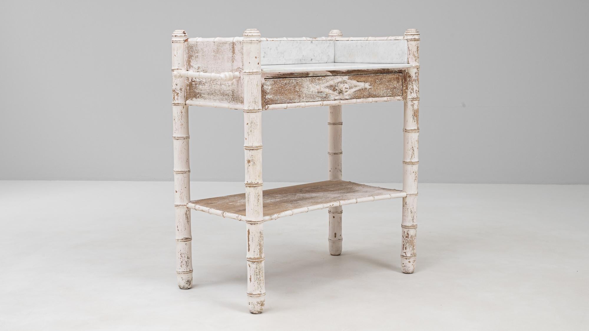 Tavolino francese del 1900 in finto bambù patinato bianco con piano in marmo in vendita 3