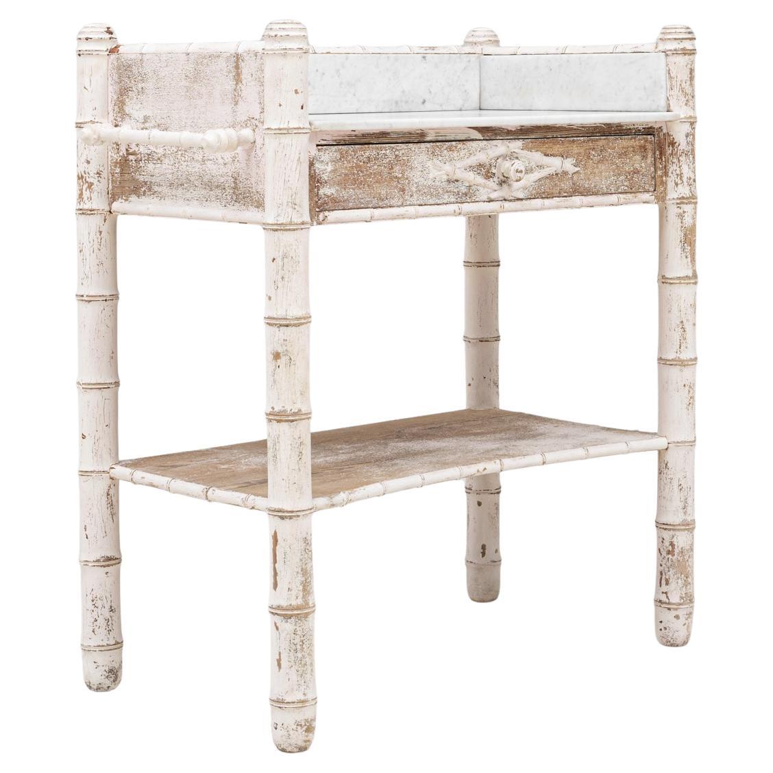 Table d
appoint en faux bambou patiné blanc des années 1900, à plateau en marbre