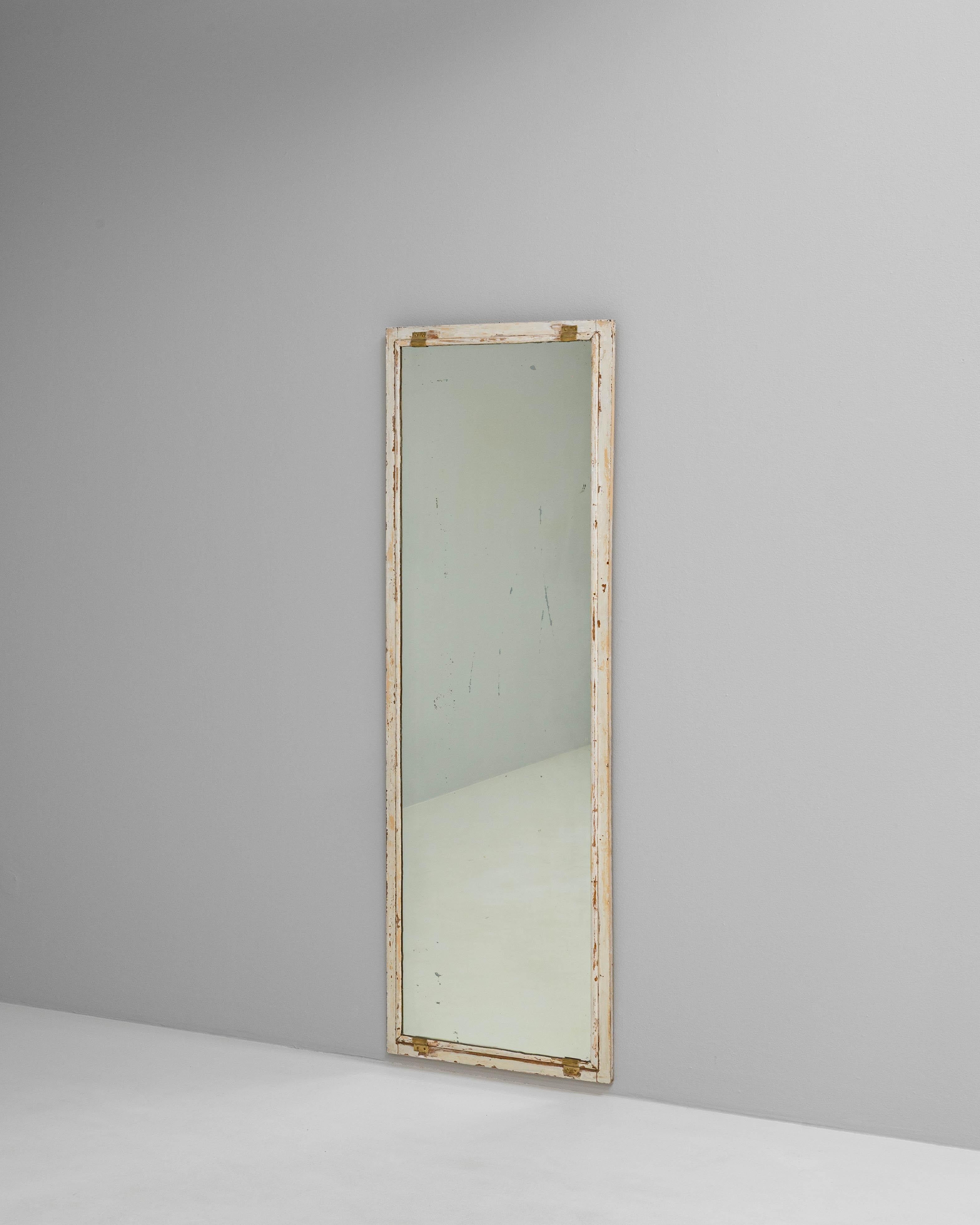 1900s French White Patinated Wooden Floor Mirror In Good Condition For Sale In High Point, NC