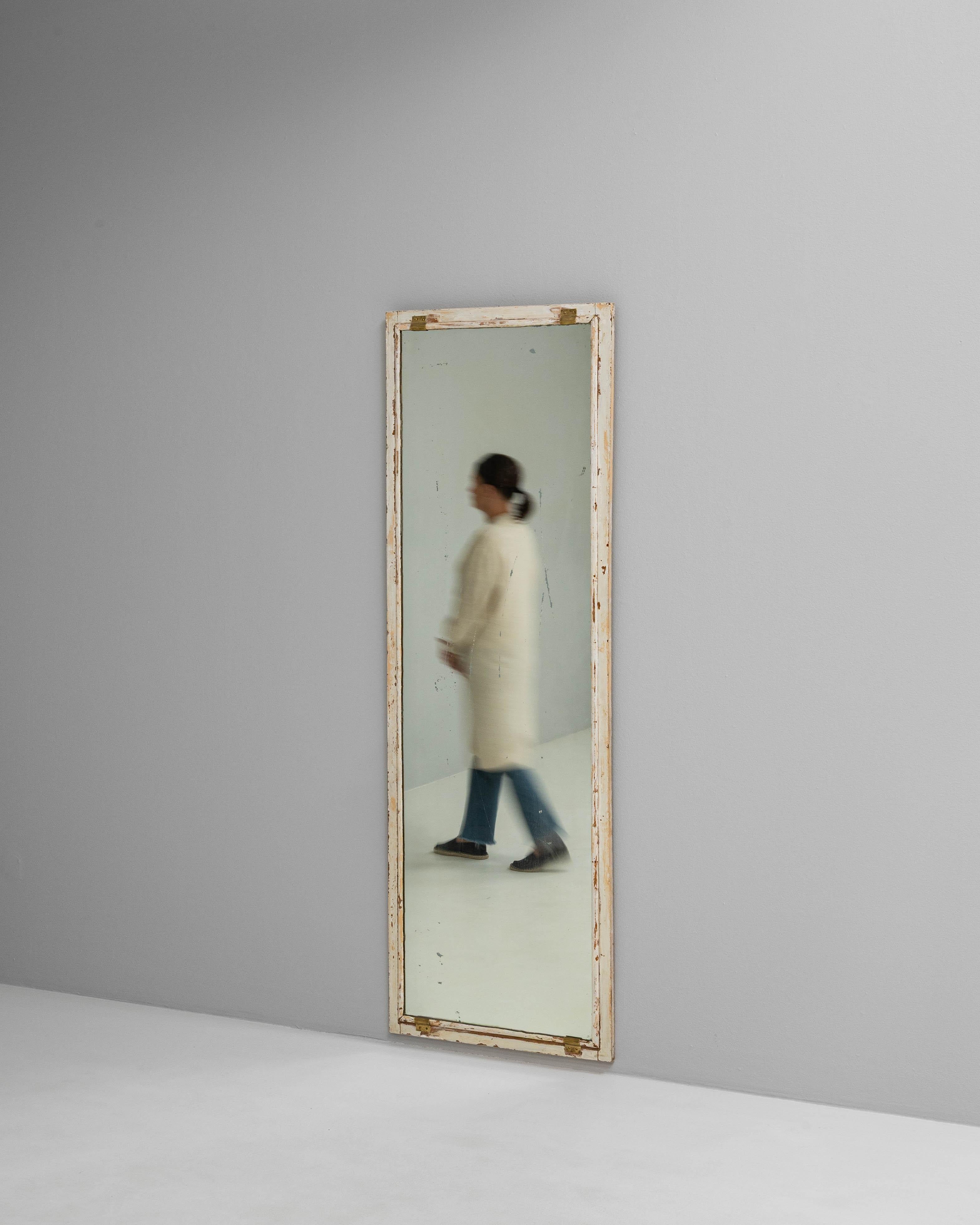 1900s French White Patinated Wooden Floor Mirror For Sale 1