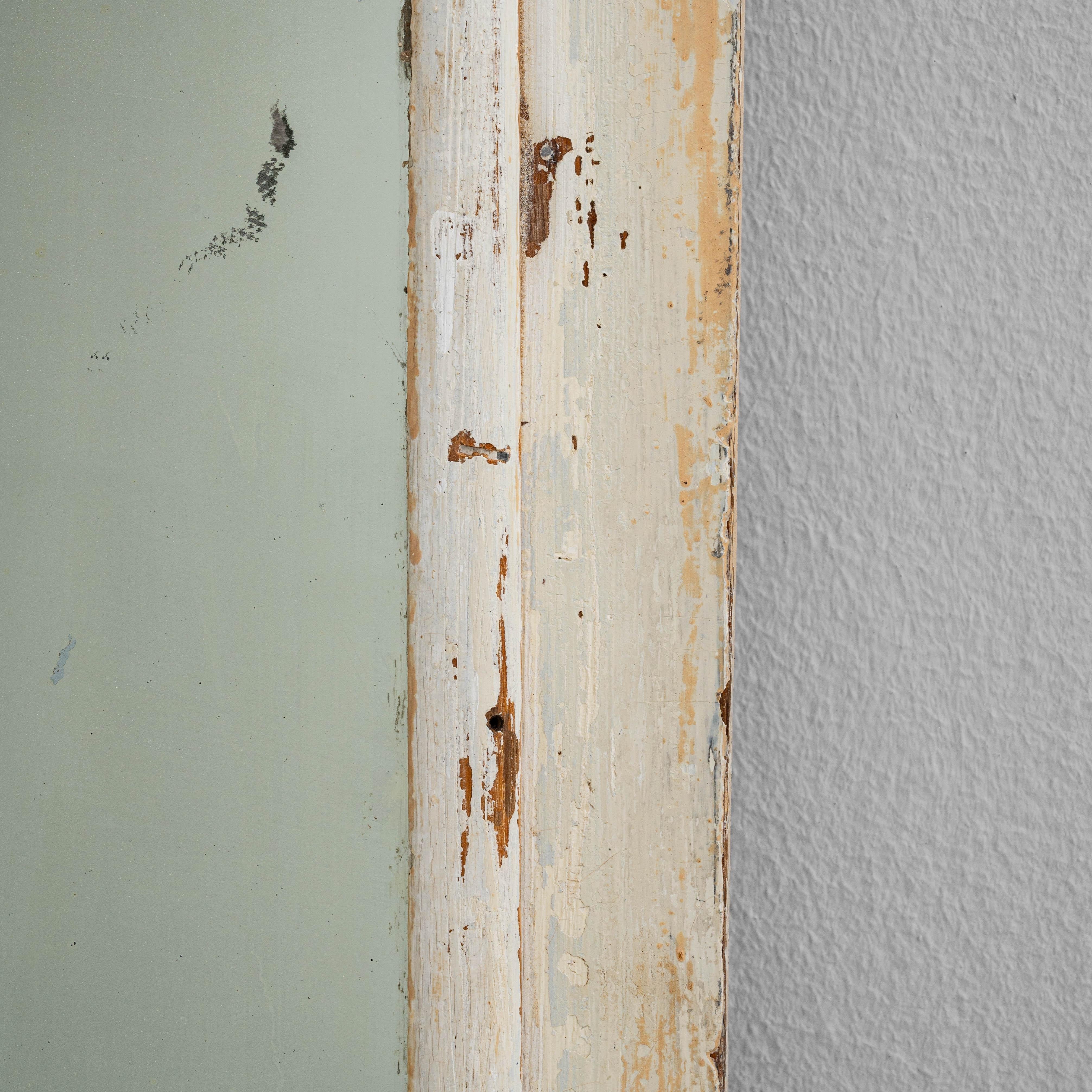 1900s French White Patinated Wooden Floor Mirror For Sale 5