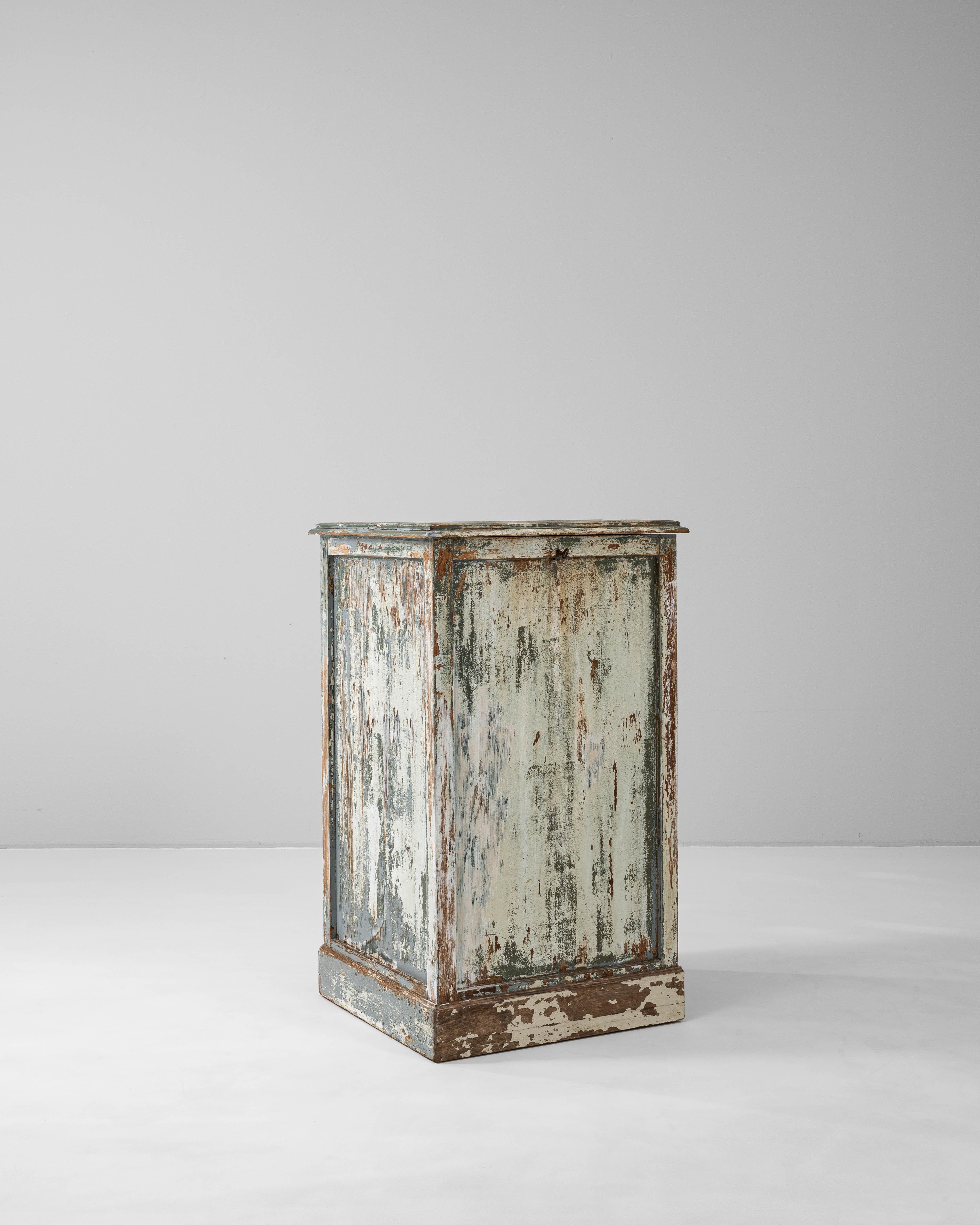 1900s French Wood Patinated Chest For Sale 1