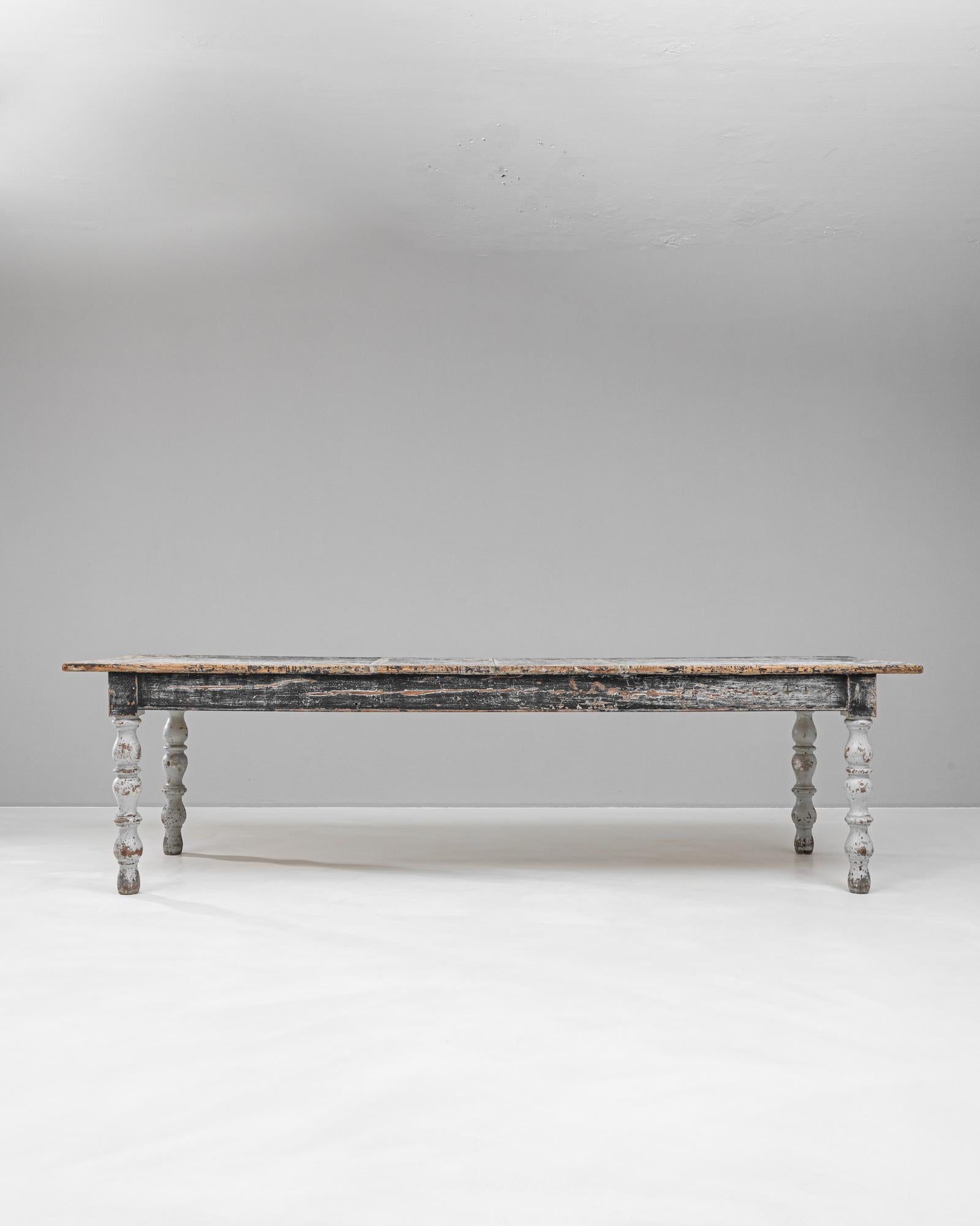 Cette table de salle à manger en bois français patiné des années 1900 dégage un charme rustique et du caractère, ce qui en fait un ajout intemporel à tout espace de salle à manger. Vintage By By en bois massif, la table présente une finition