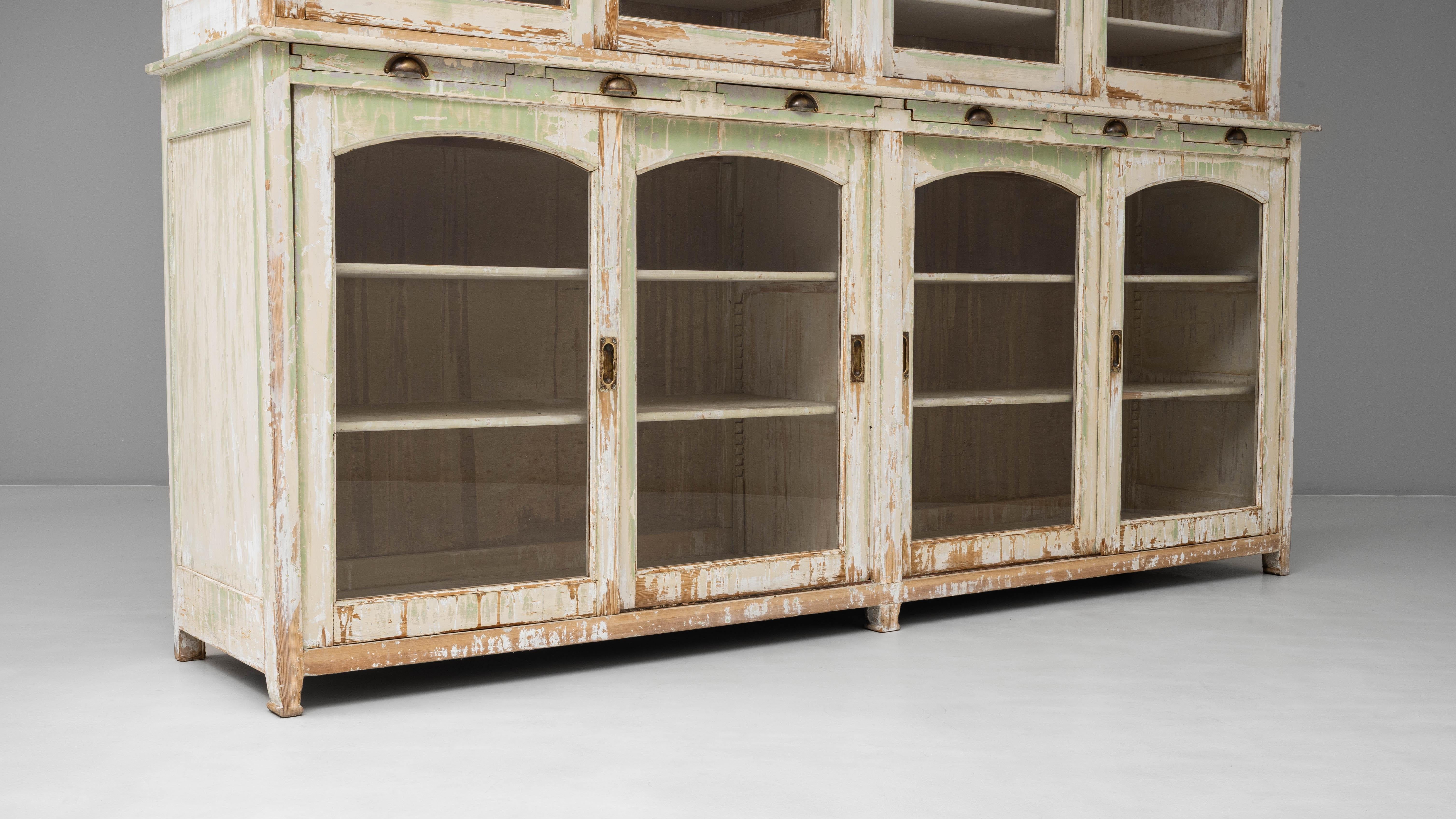 Vitrine à huit portes en bois patiné français des années 1900 en vente 3