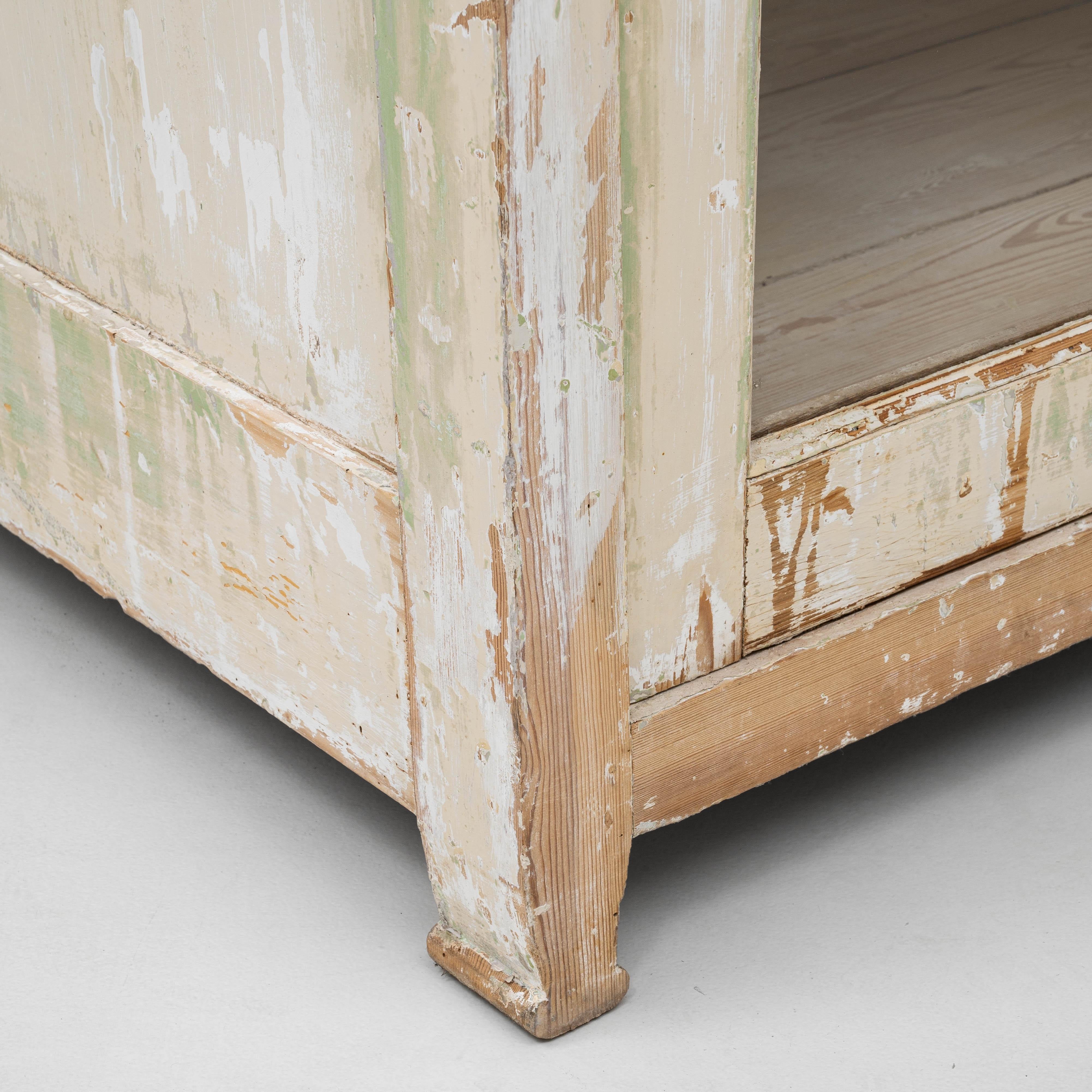 Vitrine à huit portes en bois patiné français des années 1900 en vente 4