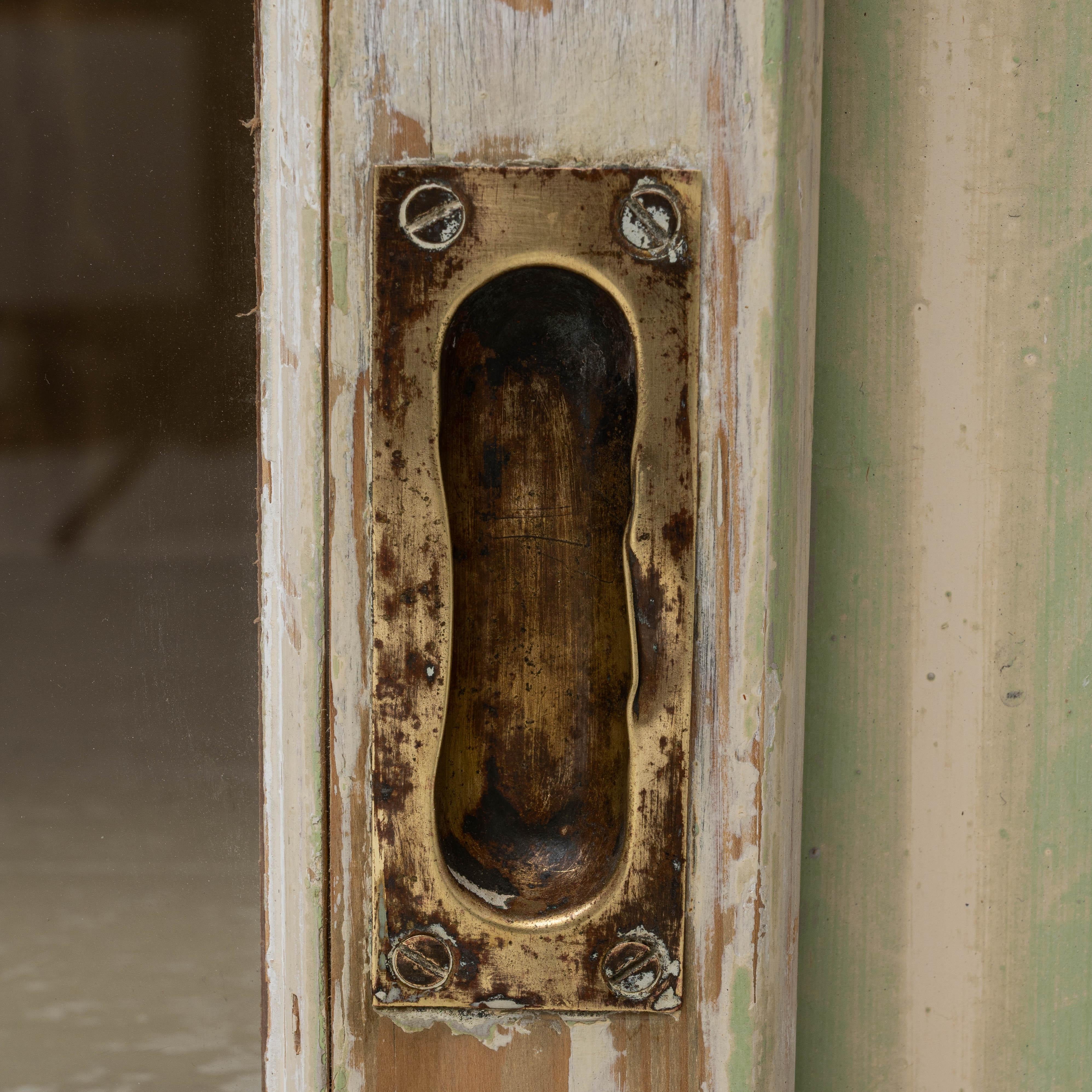 Vitrine à huit portes en bois patiné français des années 1900 en vente 5
