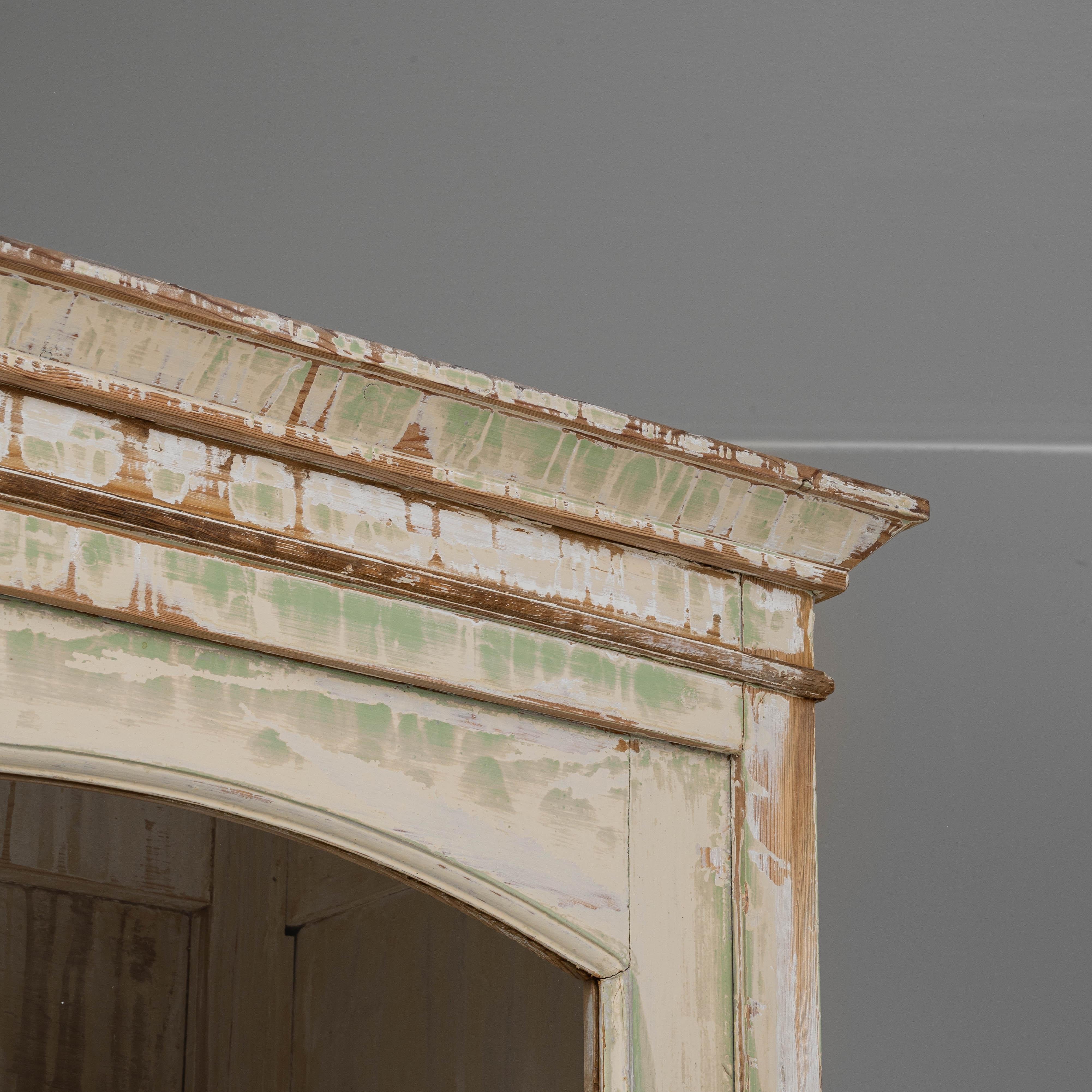 Vitrine à huit portes en bois patiné français des années 1900 en vente 7